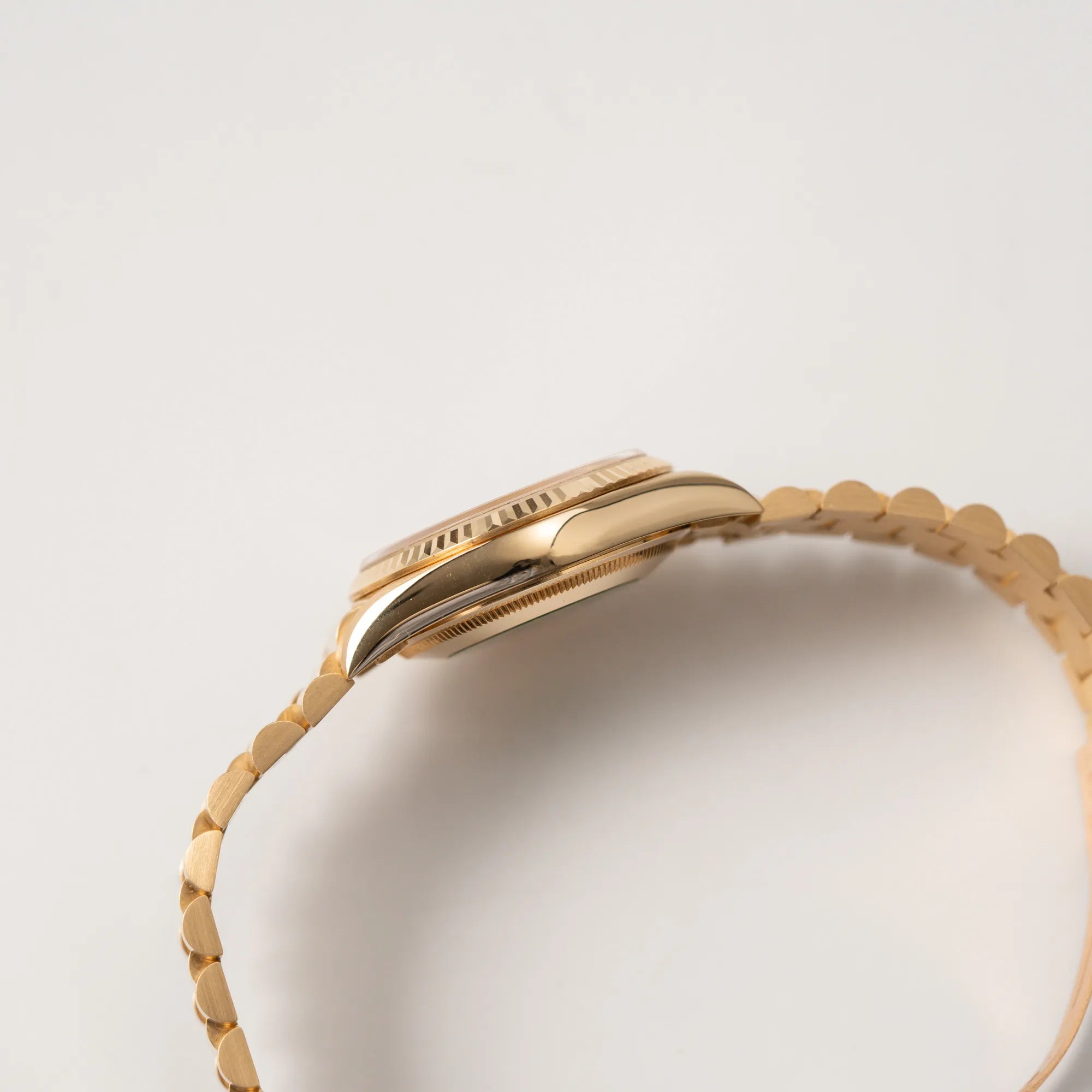 Setiliche Gehäuseflanke der Rolex Day-Date 36 aus 1991 der Referenz 18238 mit goldfarbenem Zifferblatt und Diamant Indizes in einem hervorragenden Gesamtzustand