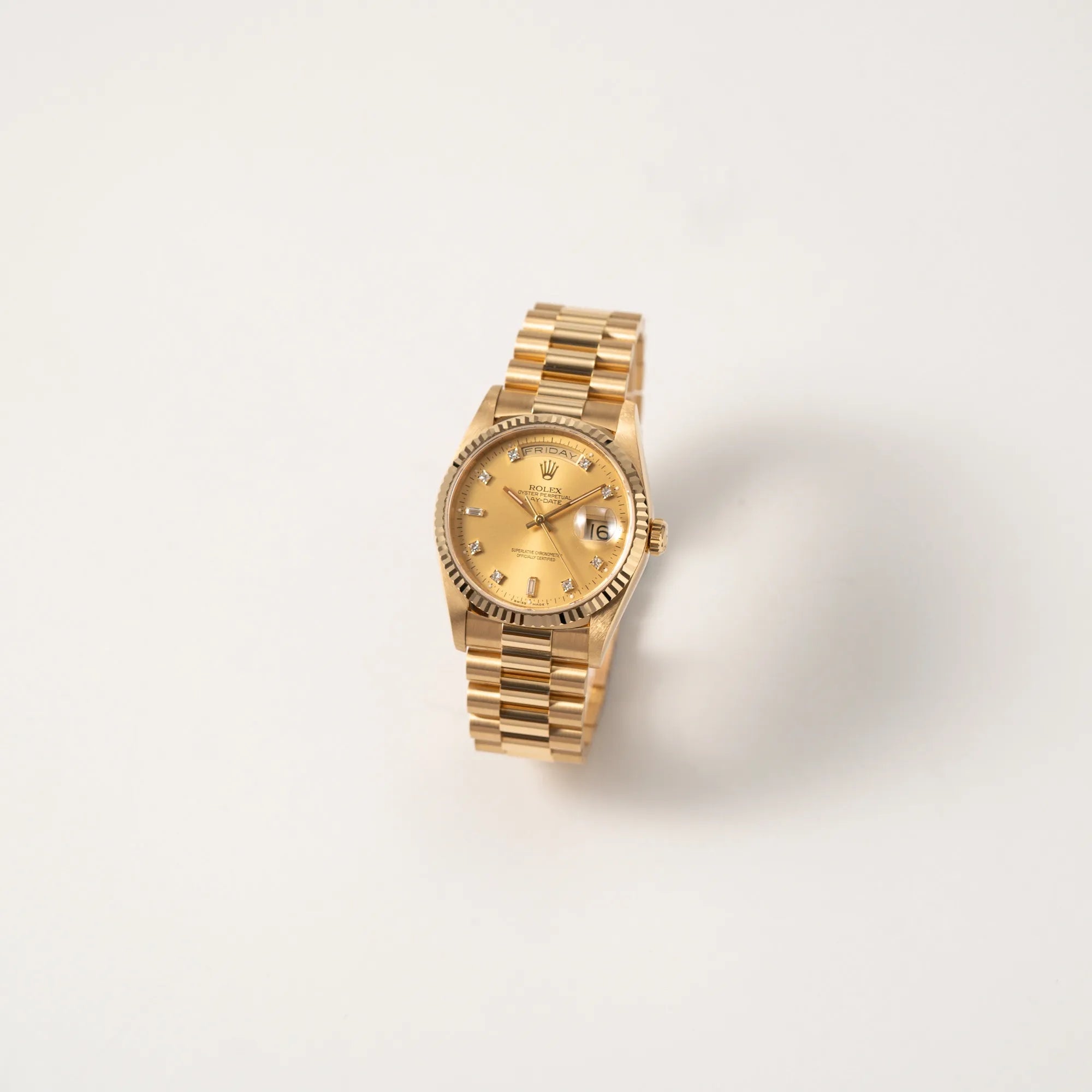 Leicht schräge Ansicht der Rolex Day-Date 36 aus 1991 der Referenz 18238 mit goldfarbenem Zifferblatt und Diamant Indizes in einem hervorragenden Gesamtzustand