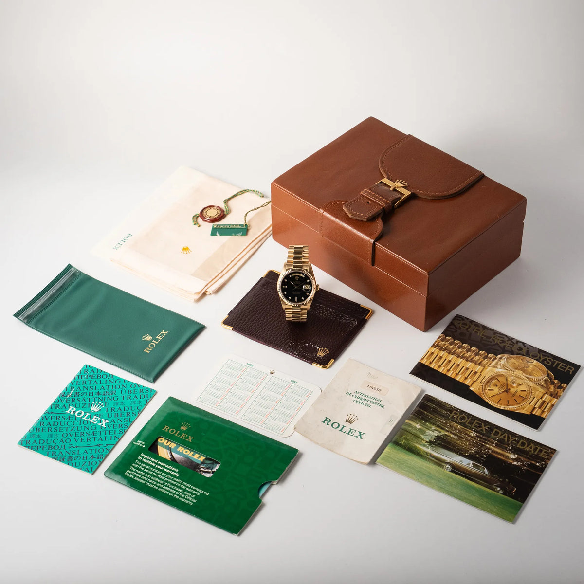 Rolex Day-Date 36 der Referenz 18238 in Gelbgold mit schwarzen Diamond-Dial am President-Armband zusammen mit dem Lieferumfang, betsehend aus Box, allen Booklets, original Papieren, Rolex-Kalender, Poliertuch, und allen Hangtags