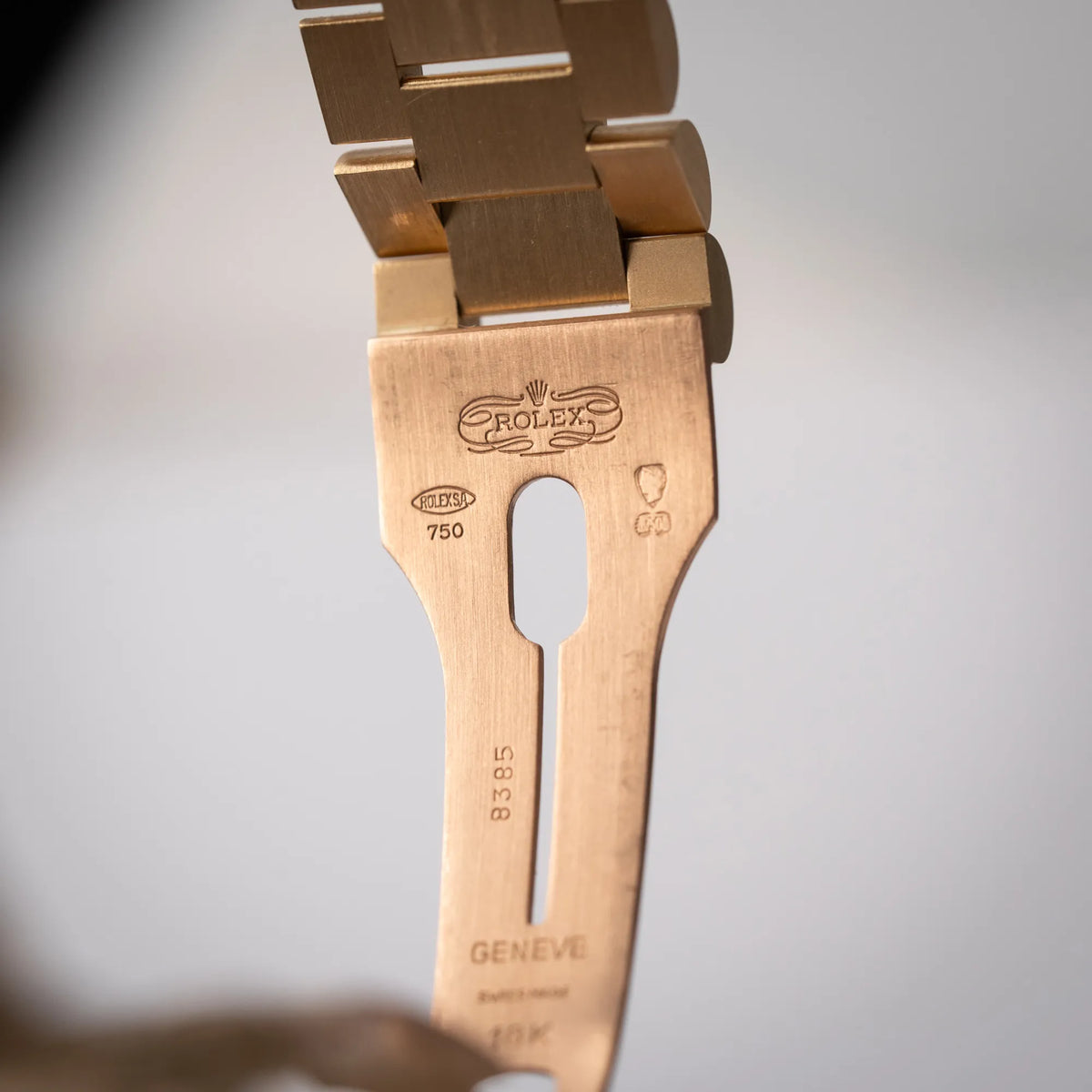 Detailaufnahme der Gravuren und Stempel im Inneren der Faltschliesse von der Rolex Day-Date 36 der Referenz 18238 in Gelbgold mit schwarzen Diamond-Dial am President-Armband