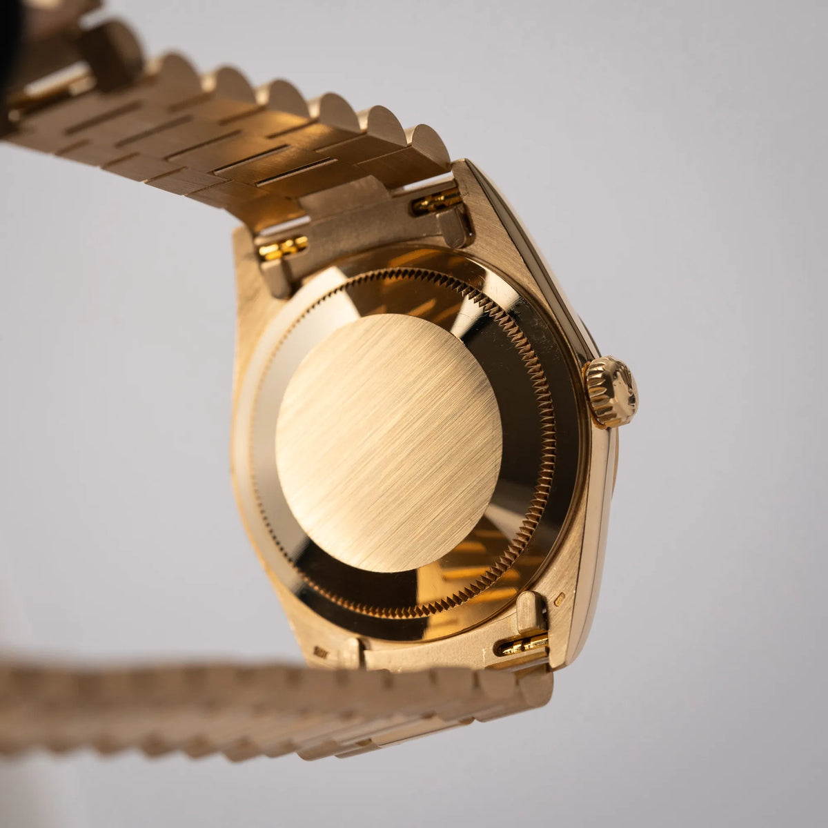 Gehäuseboden der Rolex Day-Date 36 der Referenz 18238 in Gelbgold mit schwarzen Diamond-Dial am President-Armband