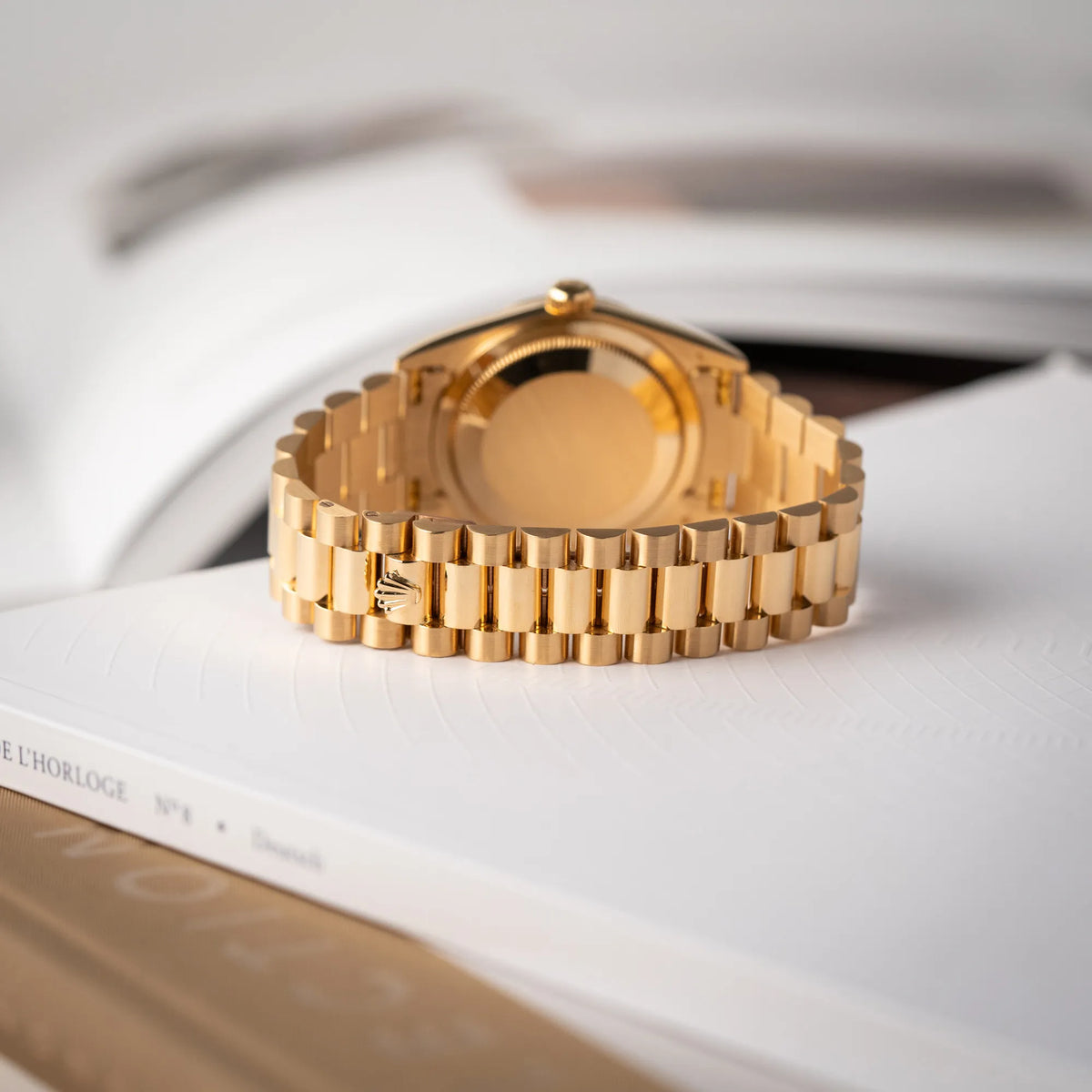 Produktfotografie zeigt die versteckte Schliesse am Armband der Rolex Day-Date 36 der Referenz 18238 in Gelbgold mit schwarzen Diamond-Dial am President-Armband