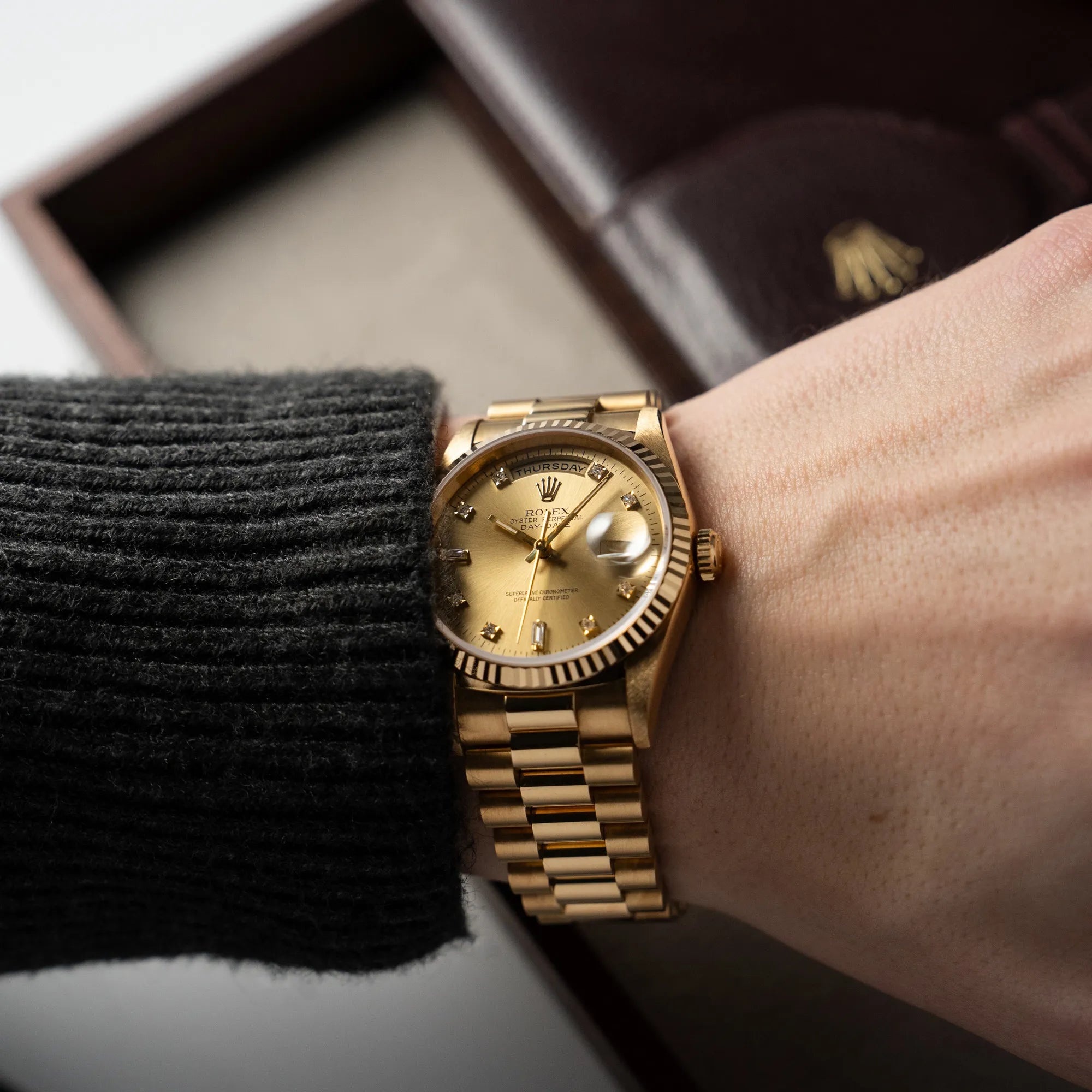 Mann trägt die Rolex Day-Date 36 in Gelbgold (18238) mit Diamantzifferblatt der in einem neuwertigen Zustand an seinem Handgelenk