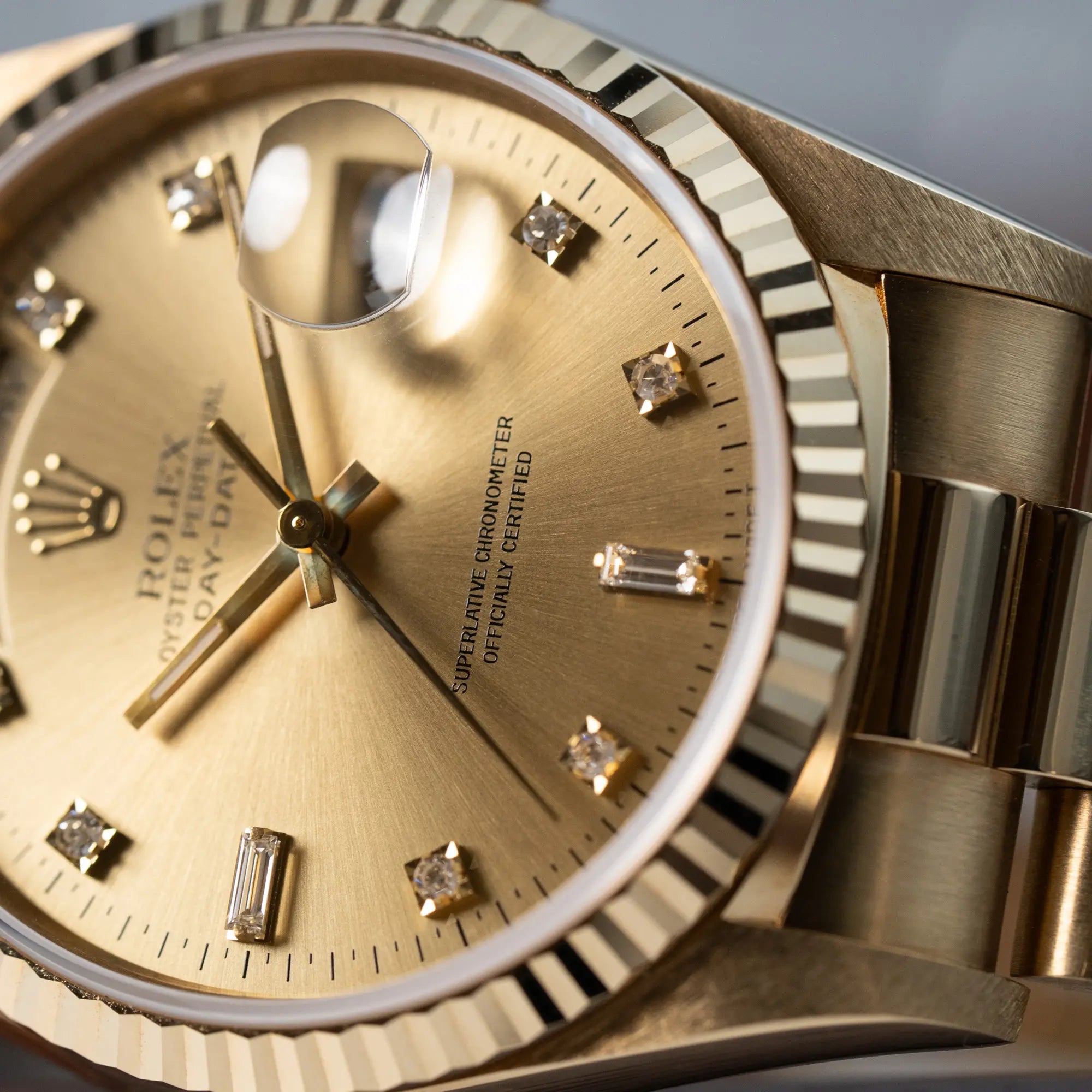 Msakroaufnahme der der Rolex Day-Date 36 in Gelbgold (18238) mit Diamantzifferblatt der in einem neuwertigen Zustand zeigt die perfekte Struktur und polierte Fläche