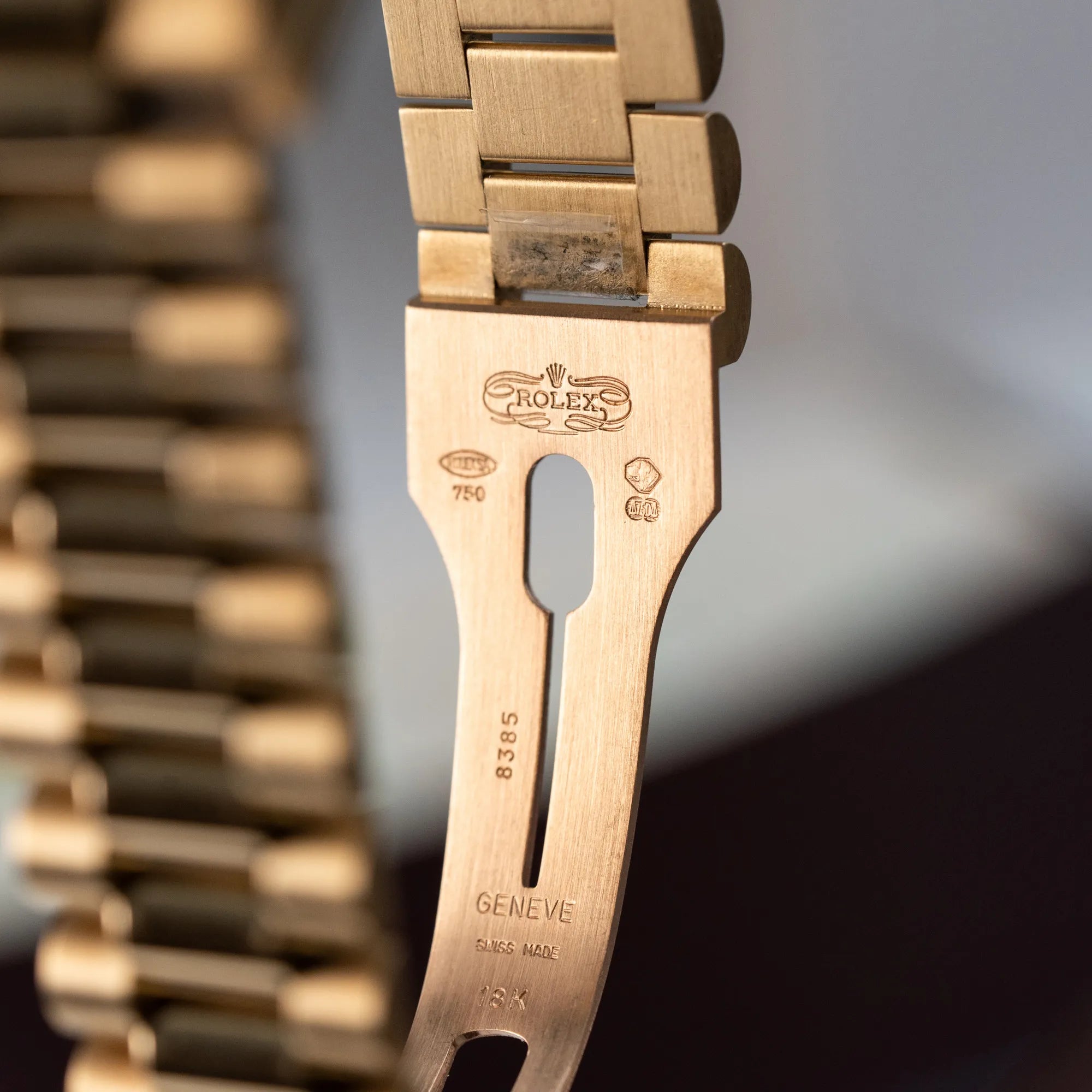 Detailaufnahme des Inneren der Schliesse mit allen Stempeln der Rolex Day-Date 36 in Gelbgold (18238) mit Diamantzifferblatt der in einem neuwertigen Zustand