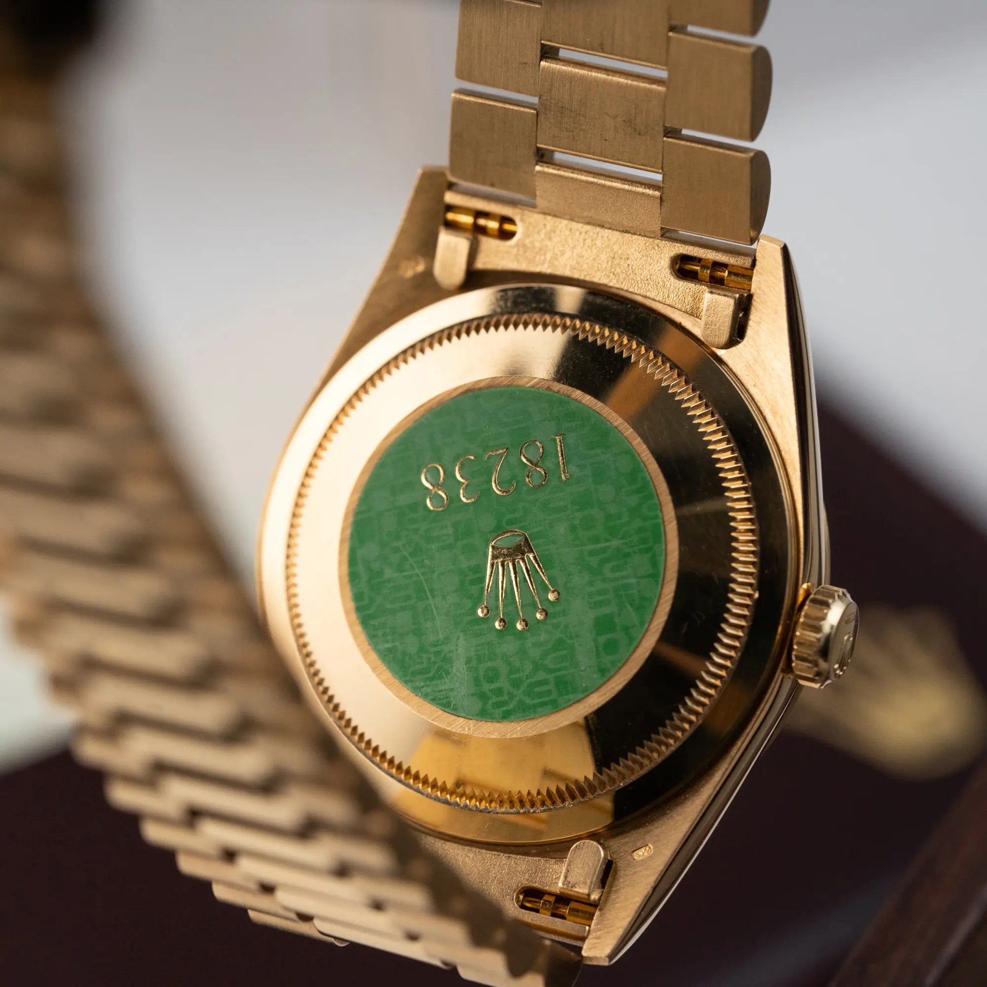 Gehäuseboden der Rolex Day-Date 36 in Gelbgold (18238) mit Diamantzifferblatt der in einem neuwertigen Zustand mit original grünem Sticker und 18238 Schriftzug