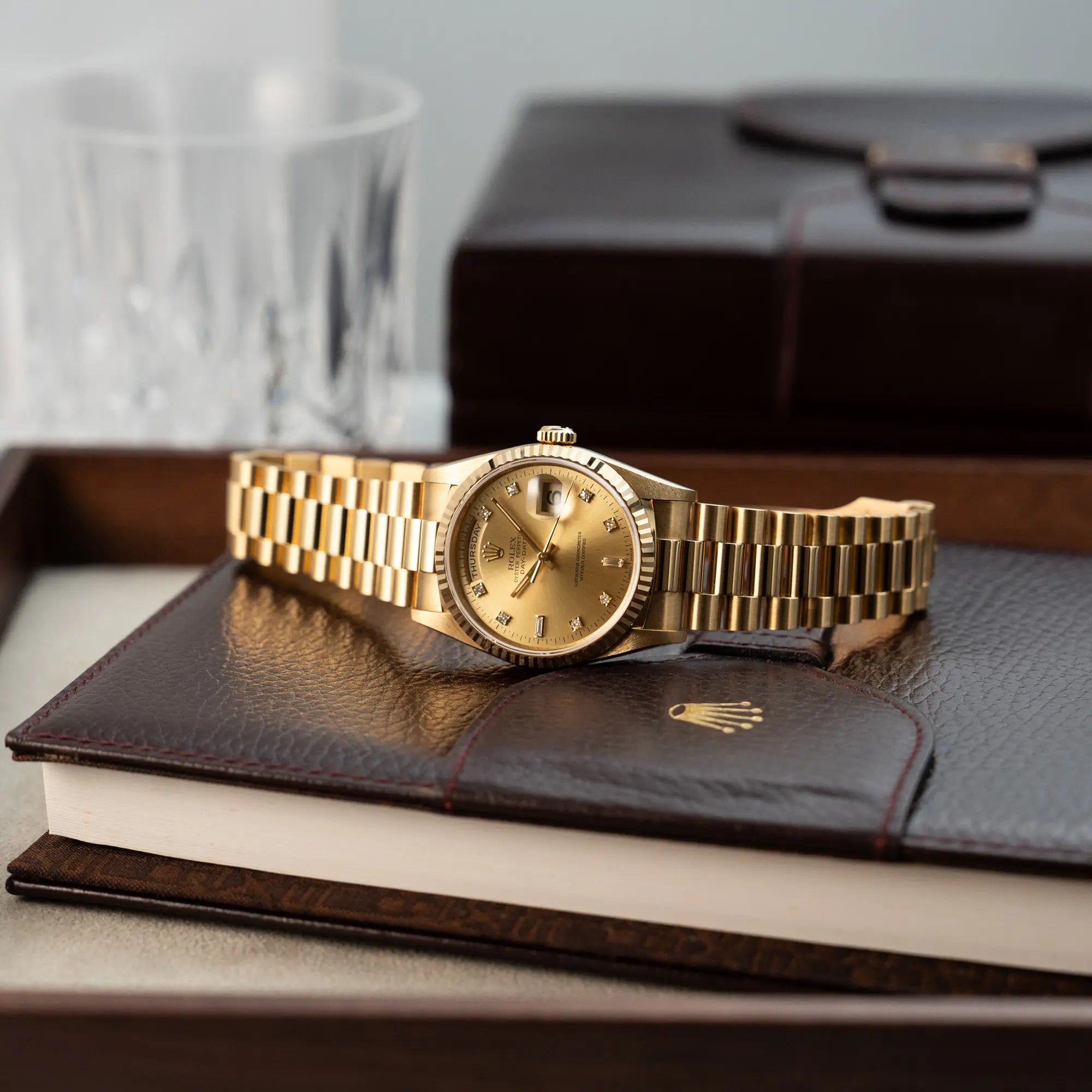 Produktfotografie der Rolex Day-Date 36 in Gelbgold (18238) mit Diamantzifferblatt der in einem neuwertigen Zustand
