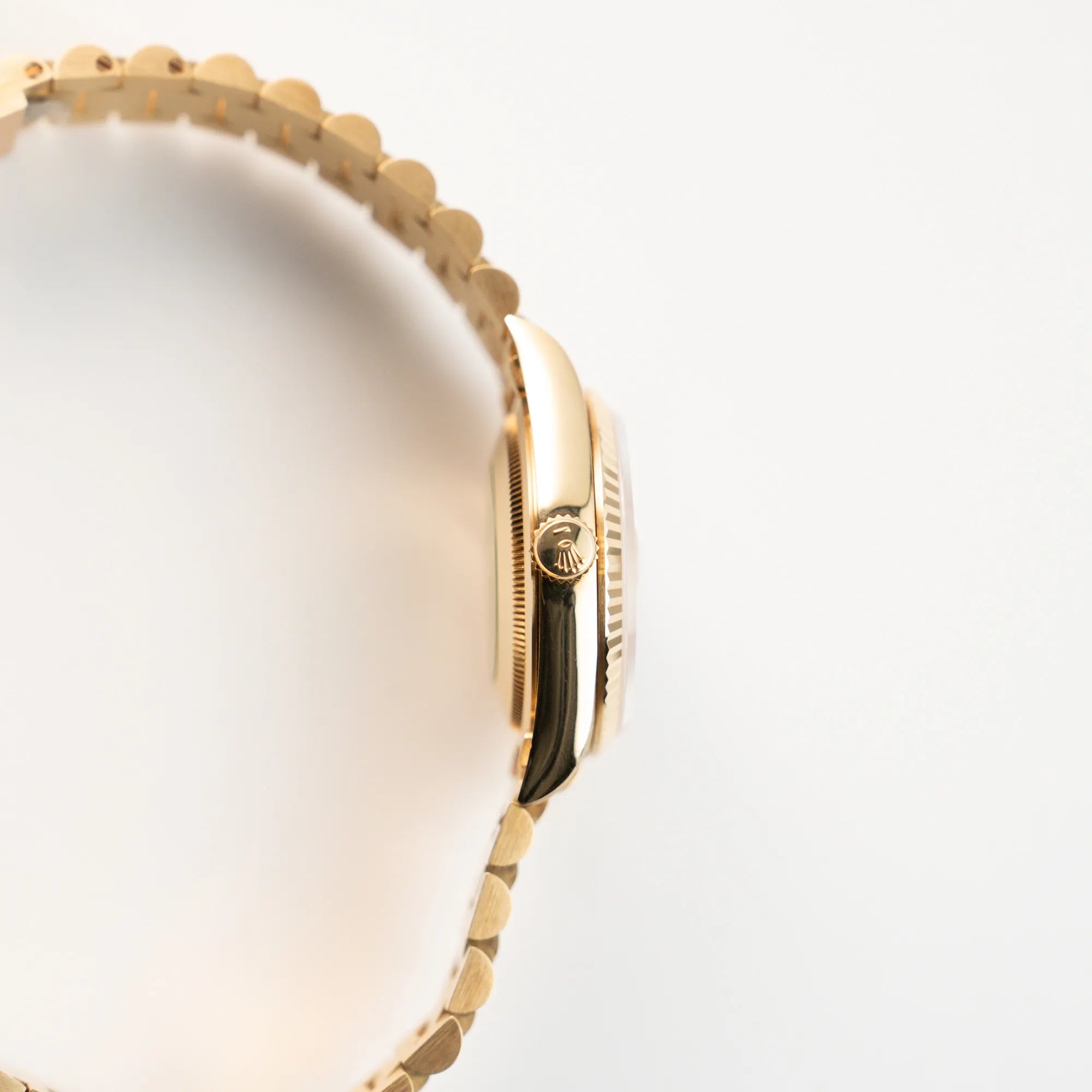 Seitliches Gehäuse der Rolex Day-Date 36 in Gelbgold (18238) mit Diamantzifferblatt der in einem neuwertigen Zustand mit Blick auf die Krone