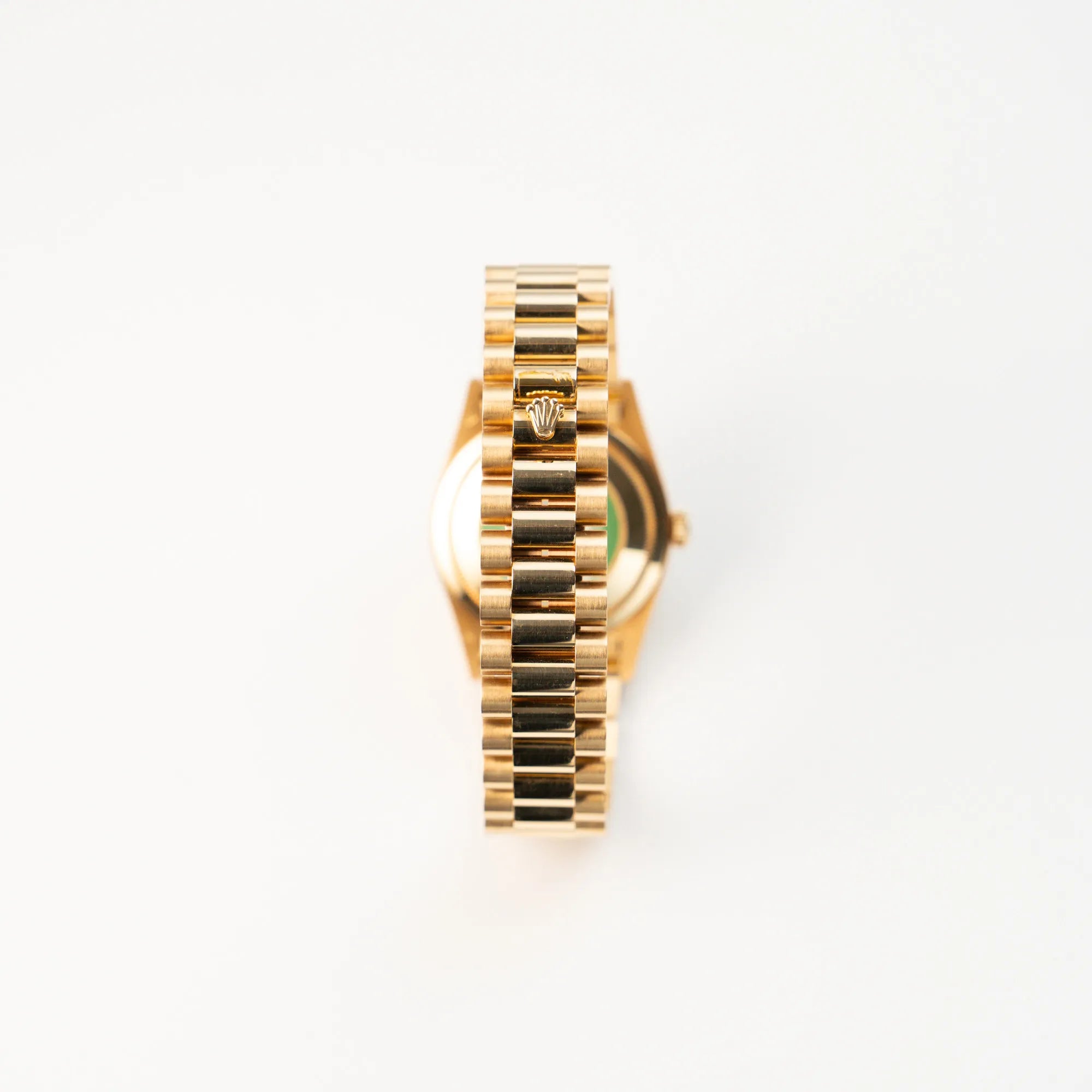 Blick auf das President-Armband mit versteckter Schliesse der Rolex Day-Date 36 in Gelbgold (18238) mit Diamantzifferblatt der in einem neuwertigen Zustand