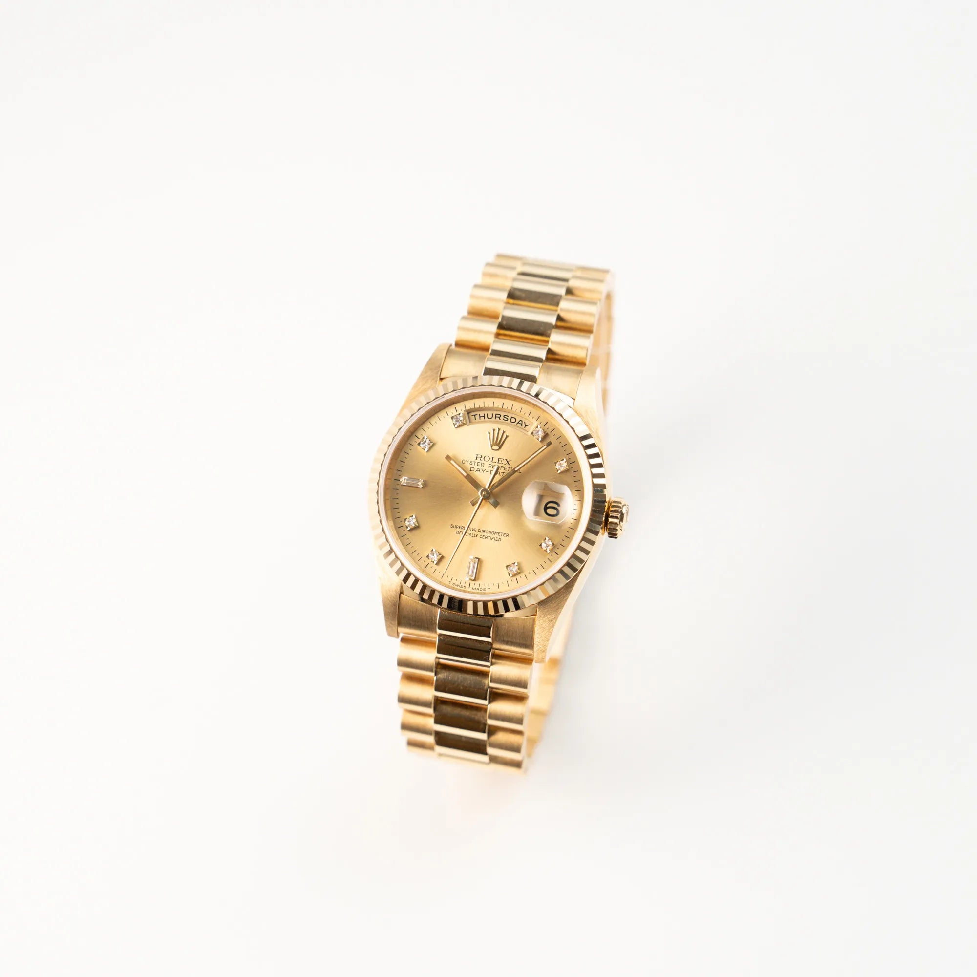 Leicht schräge Ansicht der Rolex Day-Date 36 in Gelbgold (18238) mit Diamantzifferblatt der in einem neuwertigen Zustand