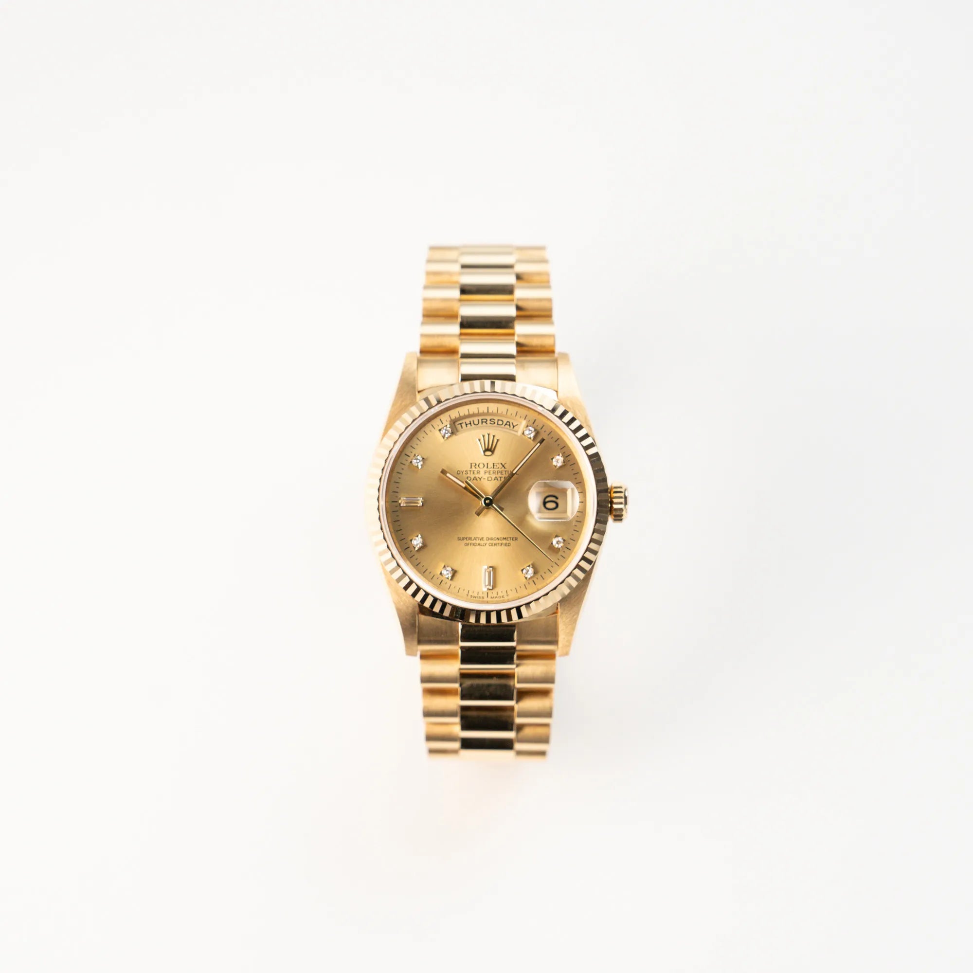 Frontale Ansicht der Rolex Day-Date 36 in Gelbgold (18238) mit Diamantzifferblatt der in einem neuwertigen Zustand