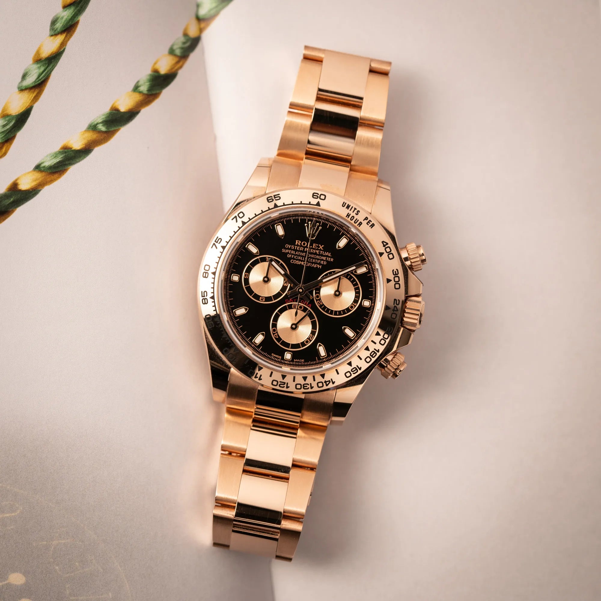 Produktfotografie der Rolex Daytona Chronograph-Armbanduhr der Referenz 116505 in Everrose-Roségold mit schwarzem Zifferblatt am Oyster-Roségold-Band