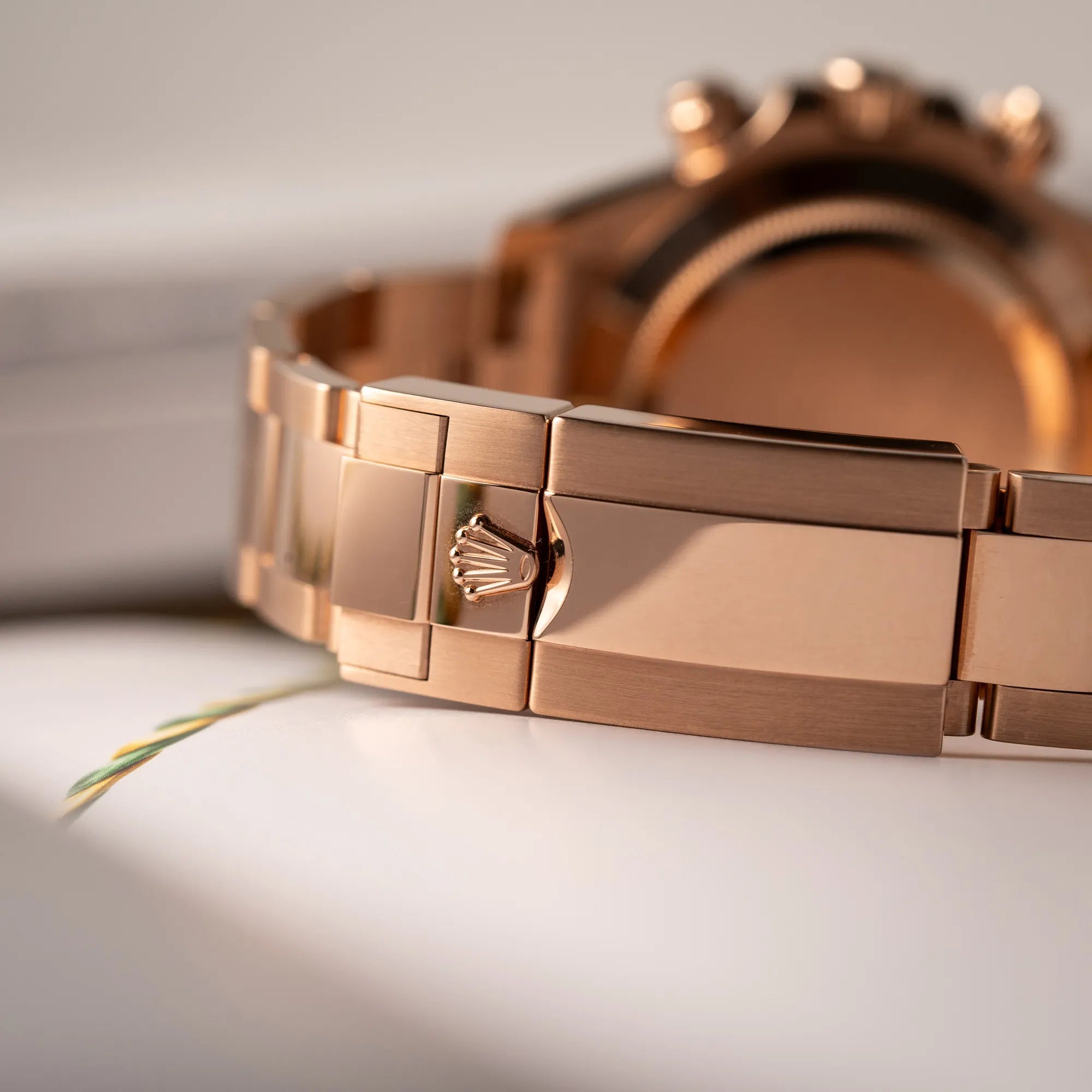 Detailaufnahme der geschlossenen Schliesse von der Rolex Daytona Chronograph-Armbanduhr der Referenz 116505 in Everrose-Roségold mit schwarzem Zifferblatt am Oyster-Roségold-Band