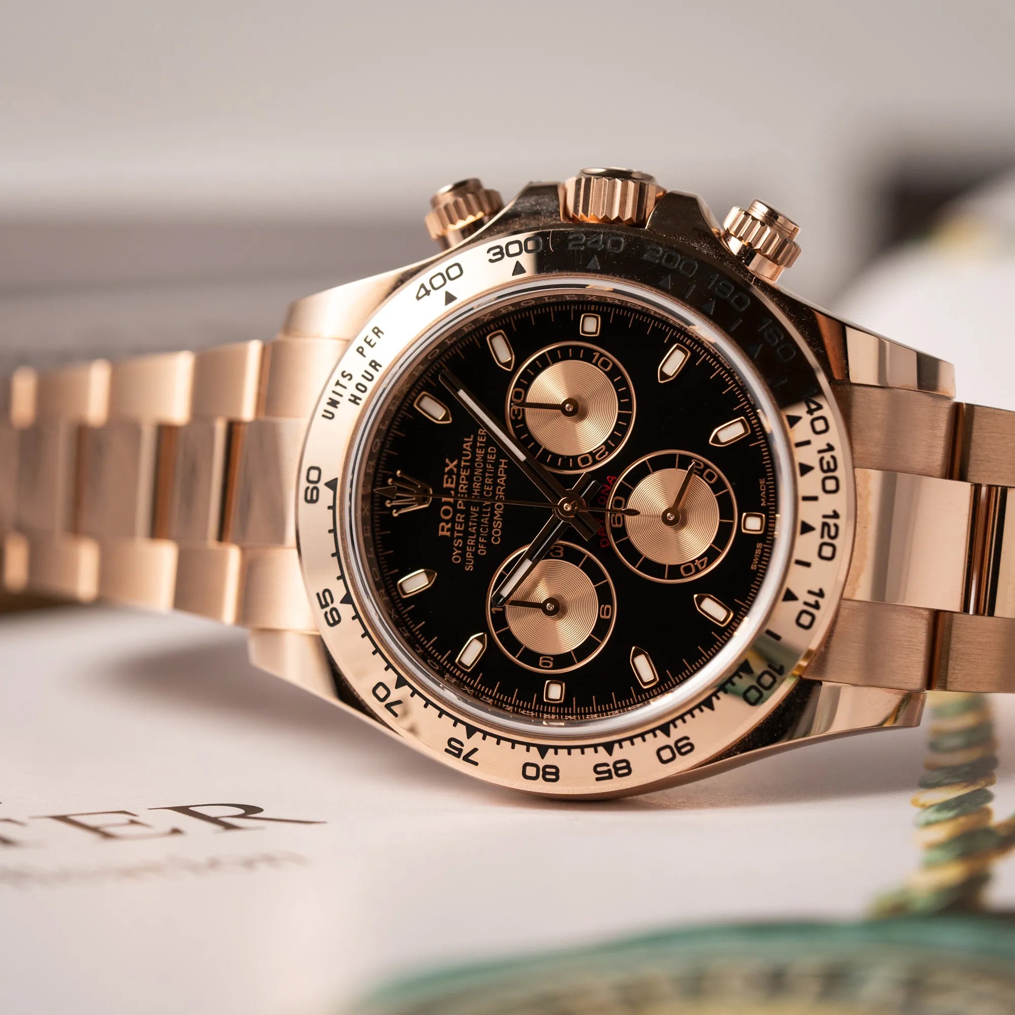 Produktfotografie der Rolex Daytona Chronograph-Armbanduhr der Referenz 116505 in Everrose-Roségold mit schwarzem Zifferblatt am Oyster-Roségold-Band