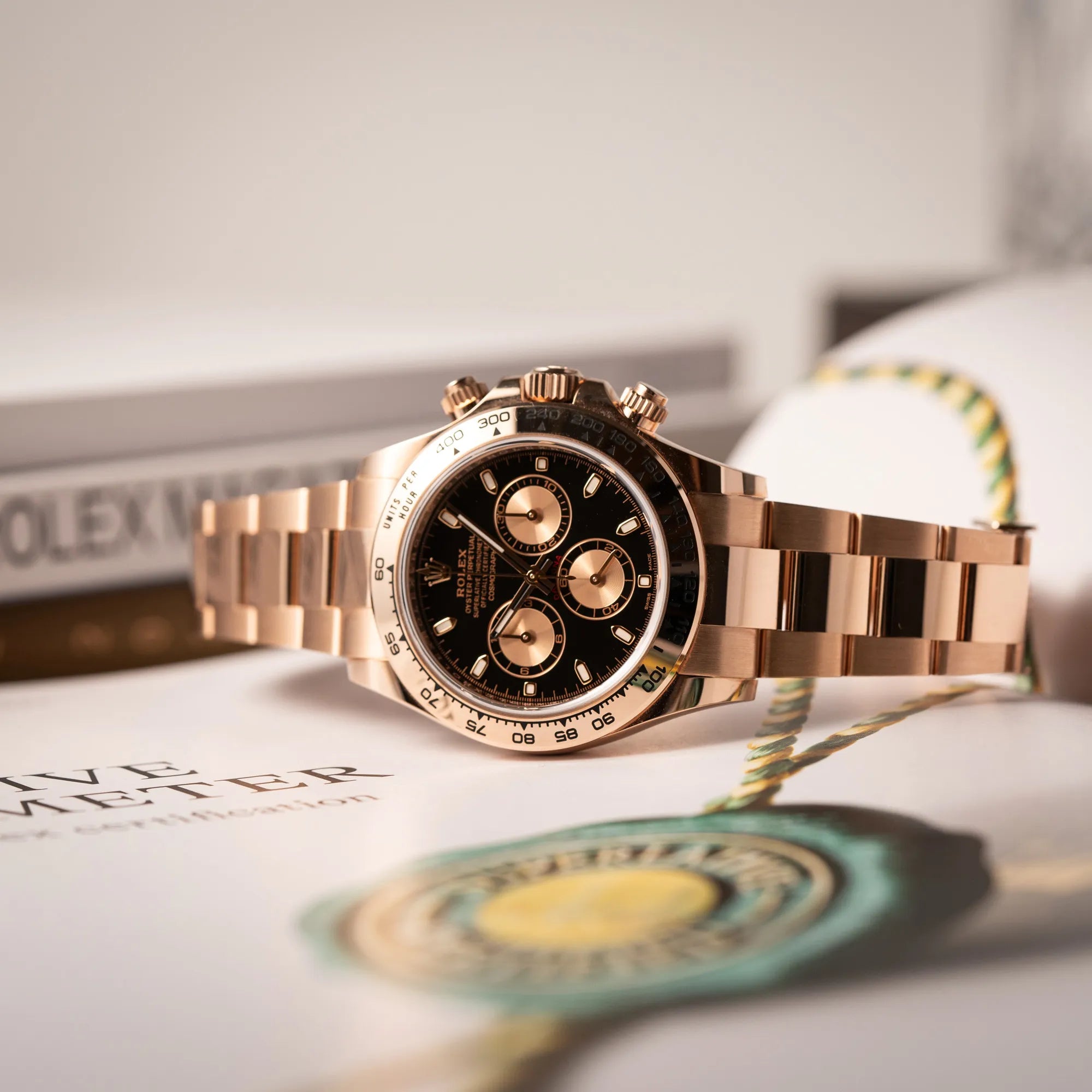 Produktfotografie der Rolex Daytona Chronograph-Armbanduhr der Referenz 116505 in Everrose-Roségold mit schwarzem Zifferblatt am Oyster-Roségold-Band
