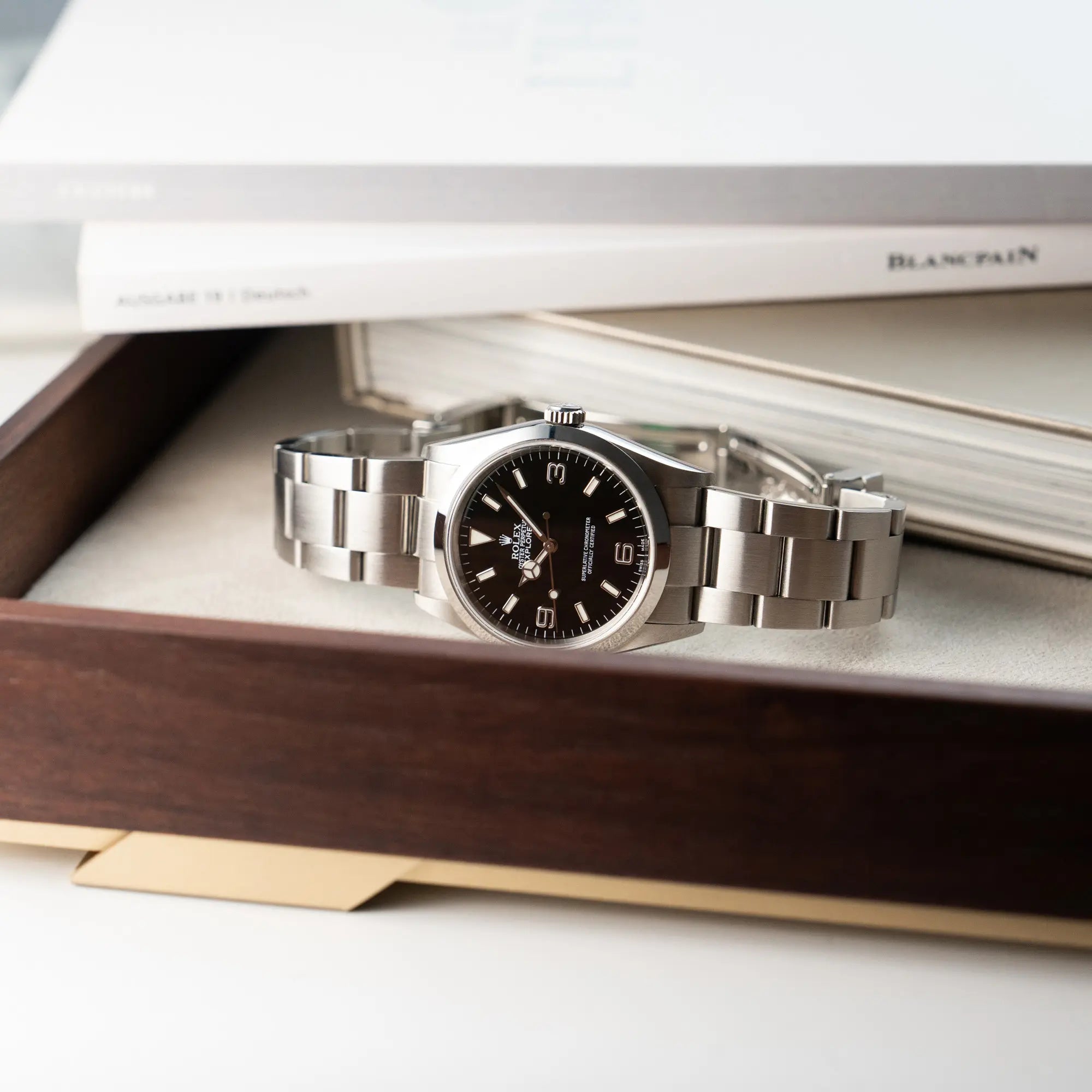 Produktfotografie der Rolex Explorer 36 in Stahl mit der Referenz 1142700 in einem nahezu neuwertigen Zustand aus 2004
