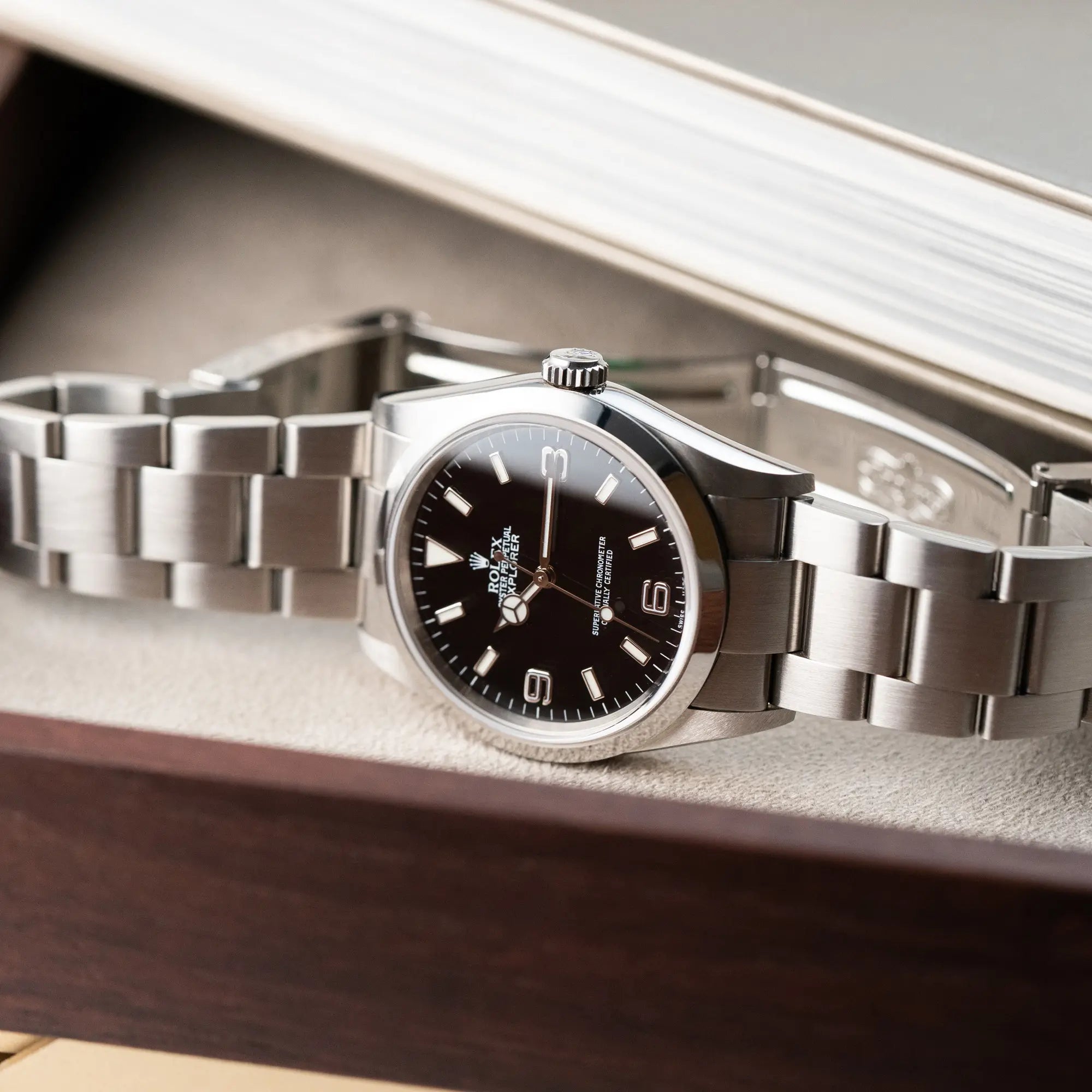 Produktfotografie der Rolex Explorer 36 in Stahl mit der Referenz 1142700 in einem nahezu neuwertigen Zustand aus 2004