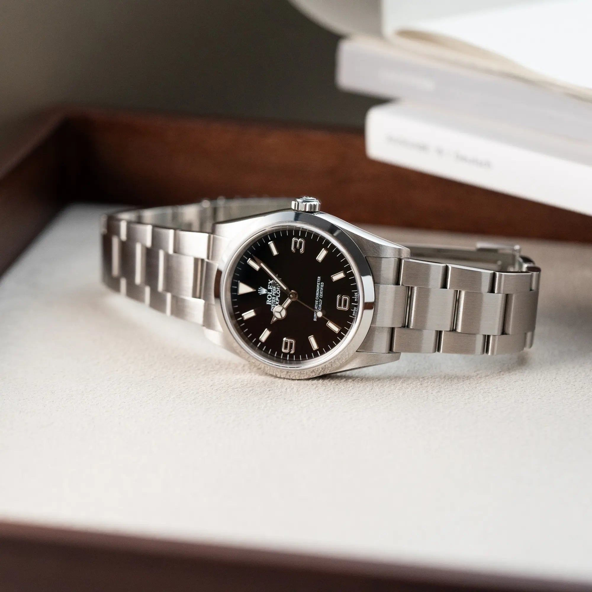 Produktfotografie der Rolex Explorer 36 in Stahl mit der Referenz 1142700 in einem nahezu neuwertigen Zustand aus 2004