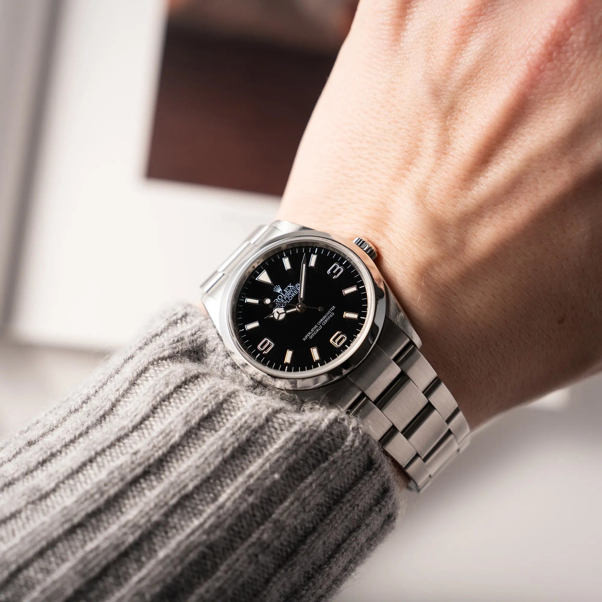 Mann trägt die Rolex Explorer 36 der Referenz 114270 mit dem klassischen schwarzen 3-6-9 Zifferblatt an seinem Handgelenk