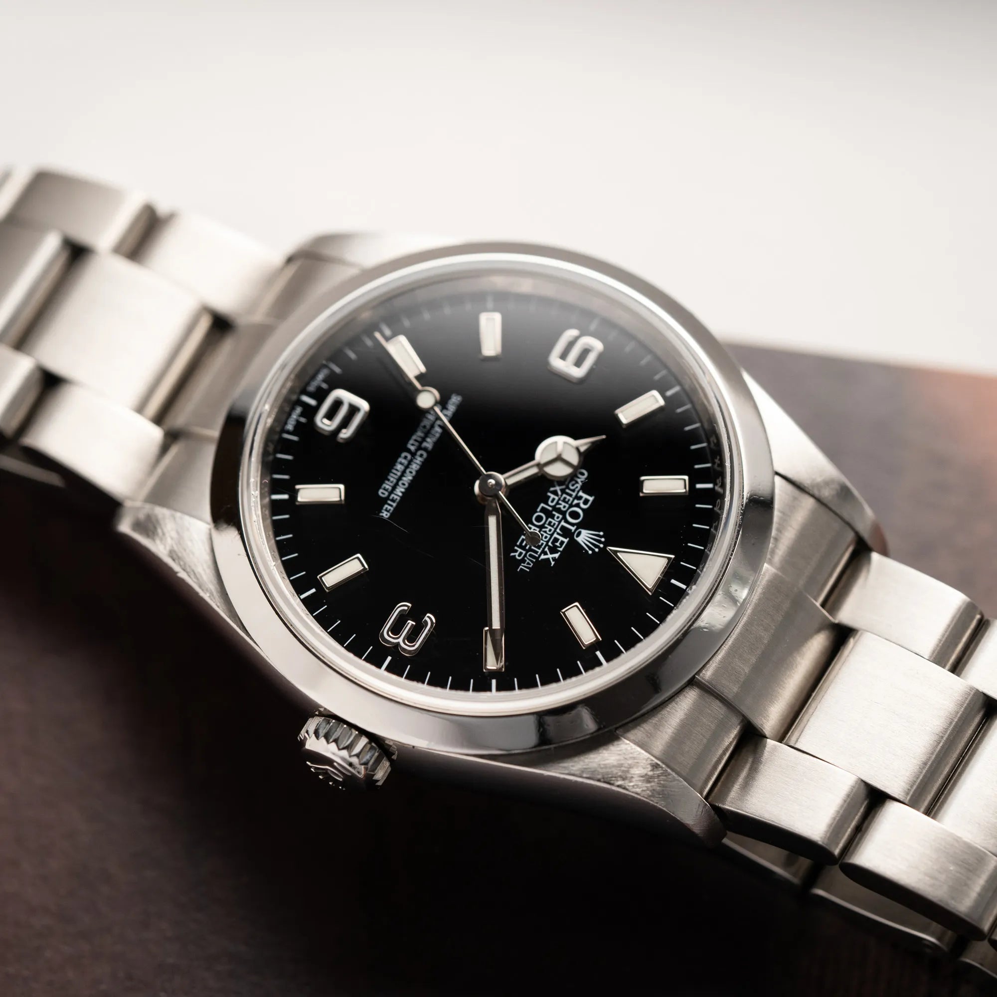 Nahe Produktfotografie der Rolex Explorer 36 der Referenz 114270 mit dem klassischen schwarzen 3-6-9 Zifferblatt