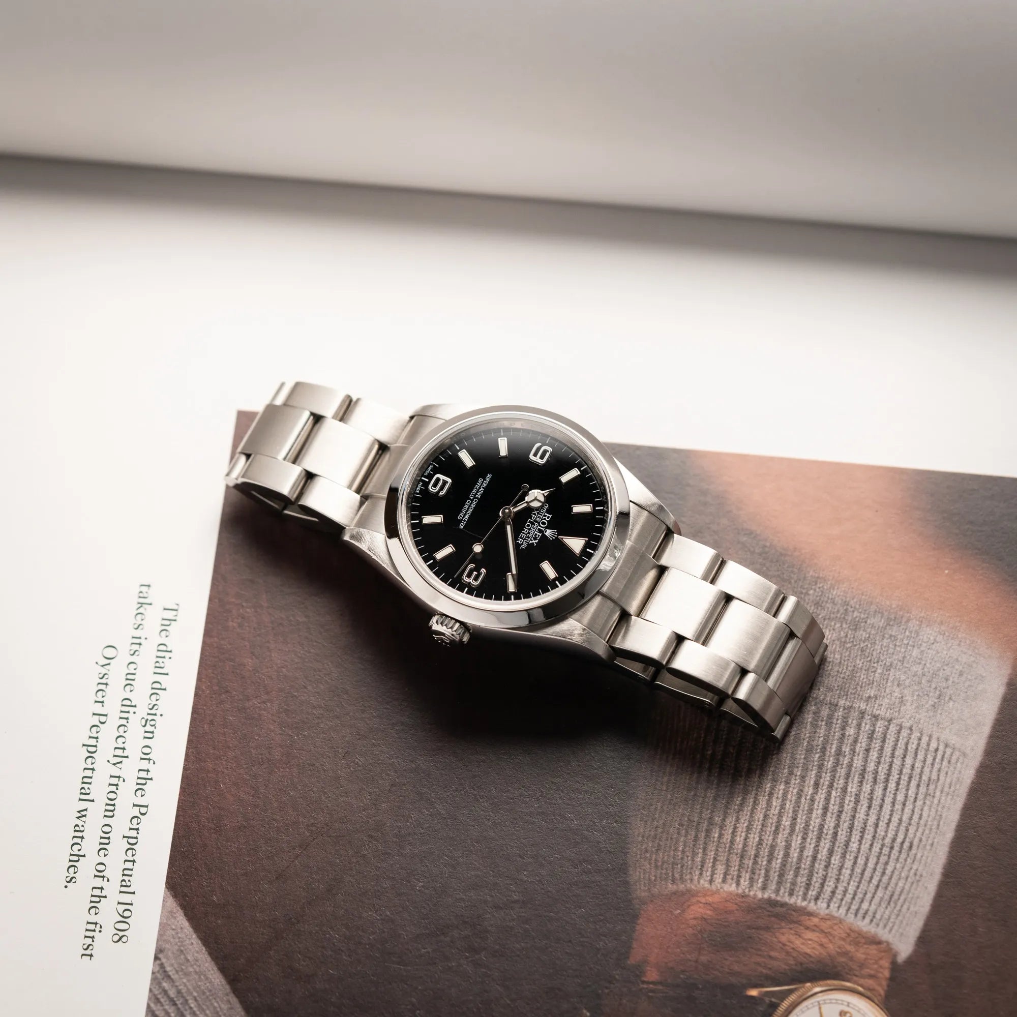 Produktfotografie der Rolex Explorer 36 der Referenz 114270 mit dem klassischen schwarzen 3-6-9 Zifferblatt