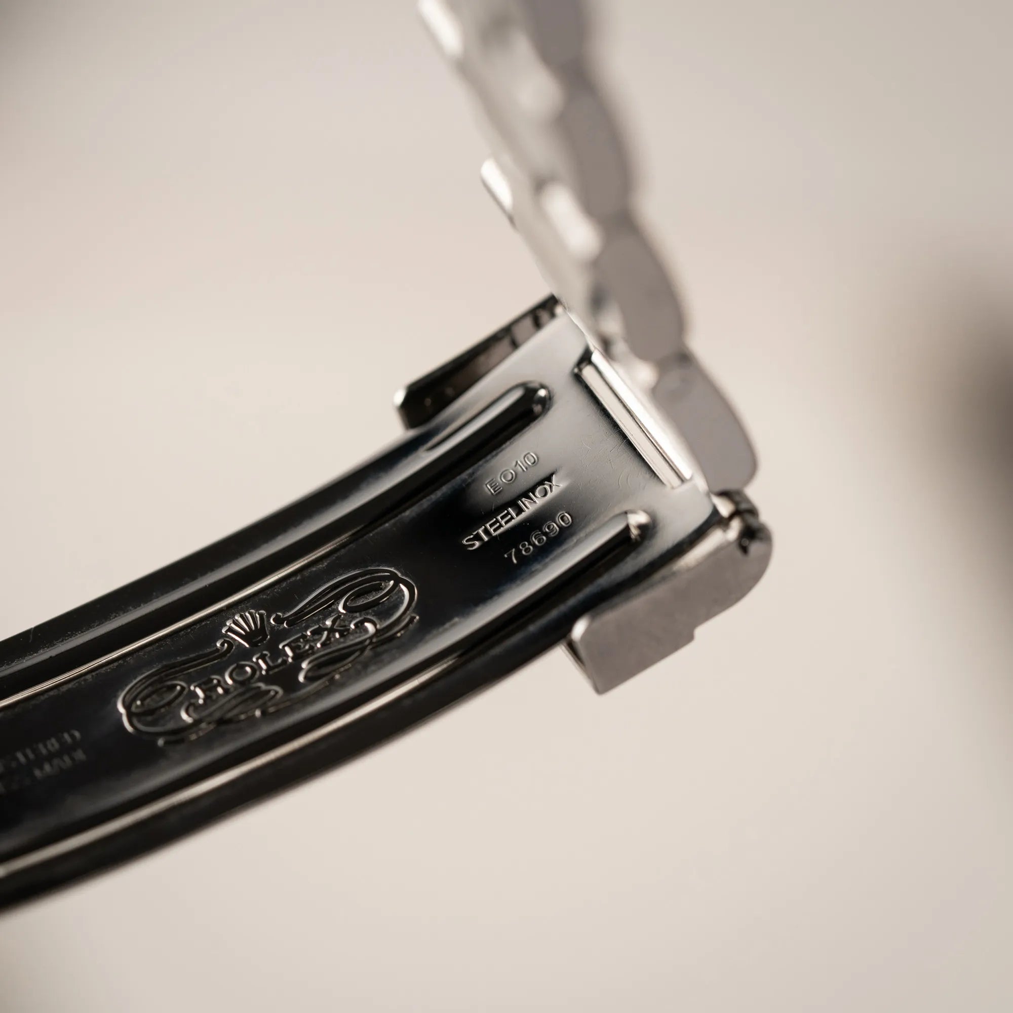 Detailaufnahme der Oyster-Faltschliesse von der Rolex Explorer 36 der Referenz 114270 mit dem klassischen schwarzen 3-6-9 Zifferblatt zeigt die Stempel und das klassische Rolex-Logo
