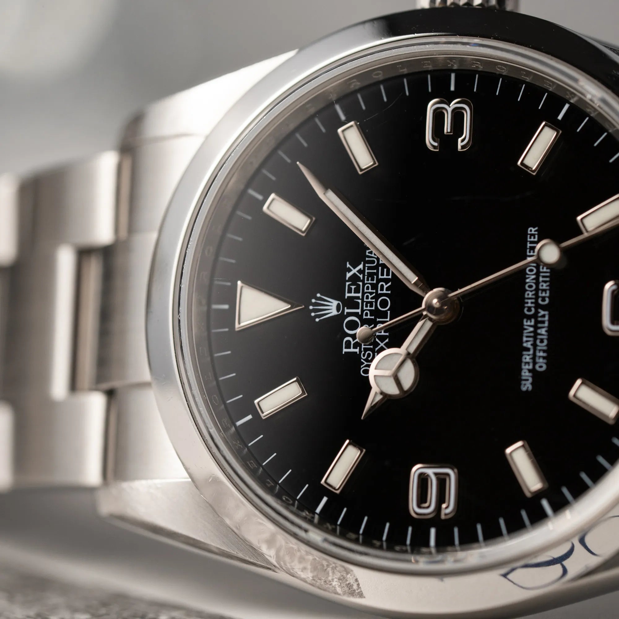 Detailaufnahme der Rolex Explorer 36 der Referenz 114270 mit dem klassischen schwarzen 3-6-9 Zifferblatt mit Fokus auf dem Zeigersatz