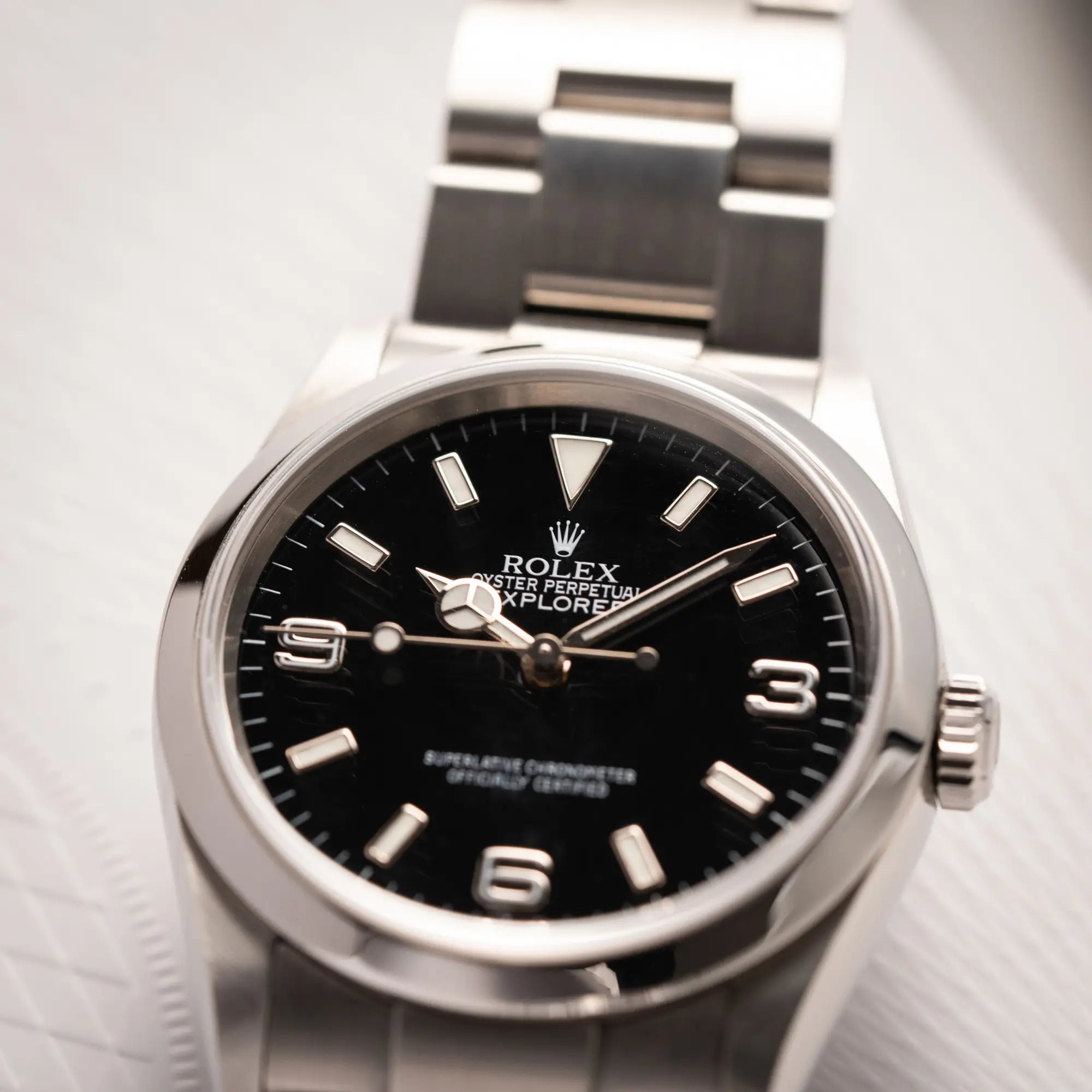 Detailaufnahme der Rolex Explorer 36 der Referenz 114270 mit dem klassischen schwarzen 3-6-9-Explorer-Zifferblatt am Oyster-Stahlband