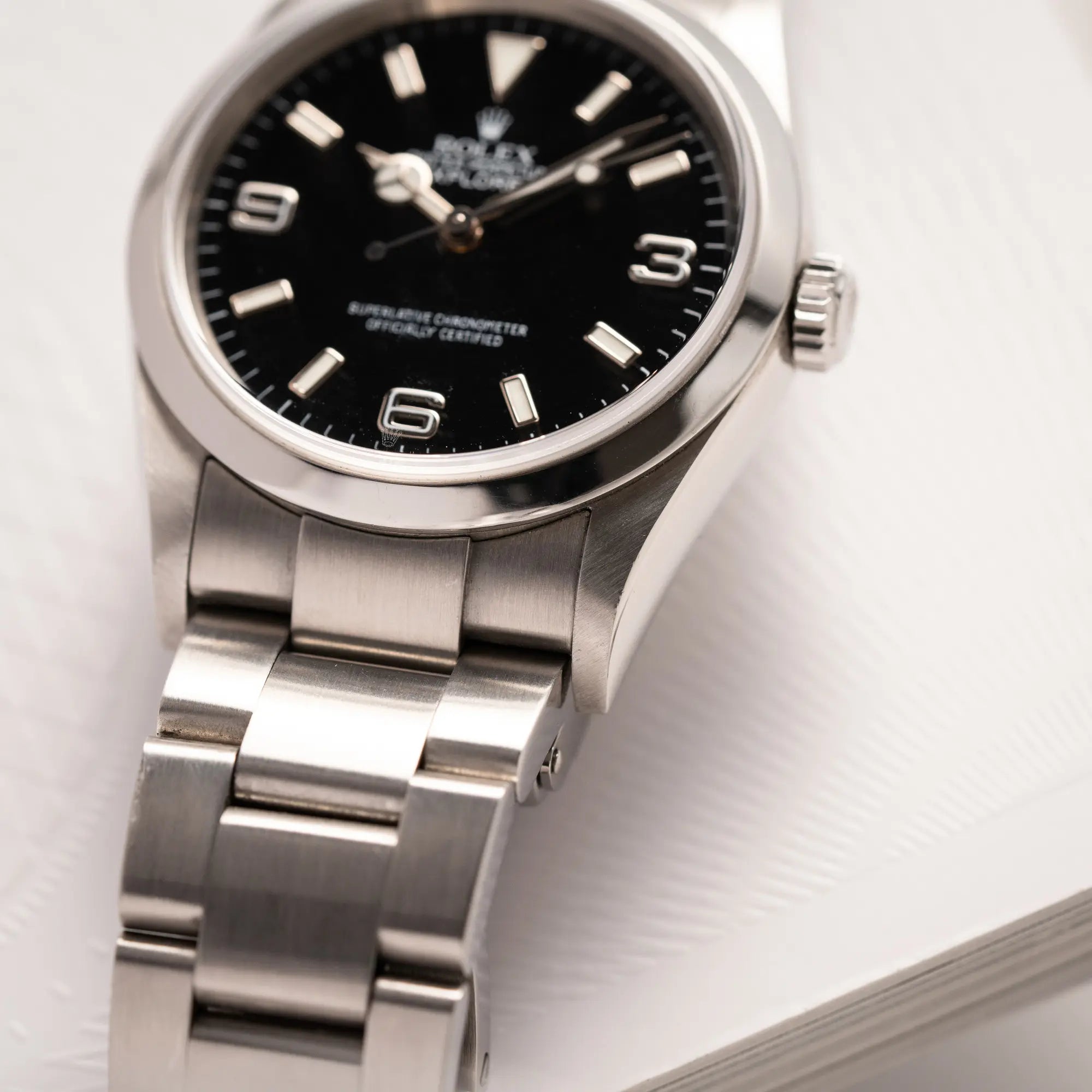 Detailaufnahme der Rolex Explorer 36 der Referenz 114270 mit dem klassischen schwarzen 3-6-9-Explorer-Zifferblatt am Oyster-Stahlband zeigt die Bandanstöße mit scharfen Kanten