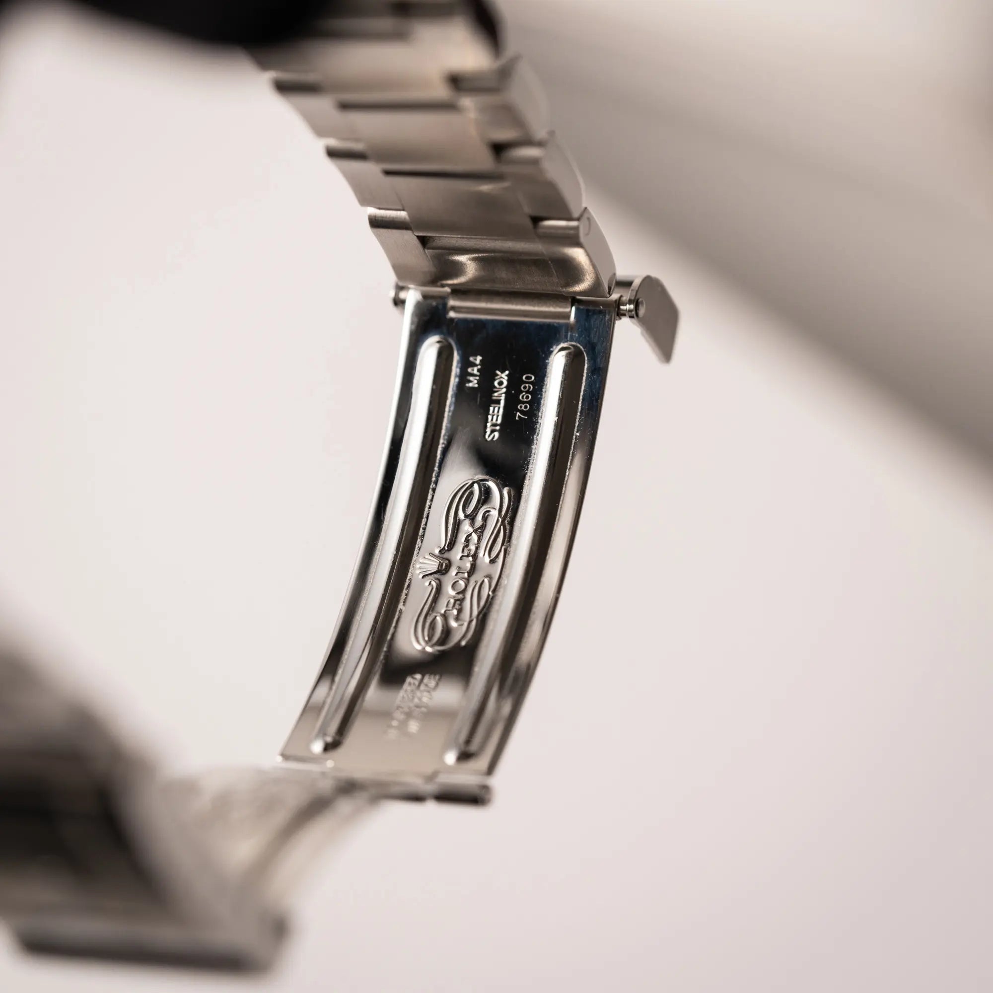 Klassisches Rolex Logo im Inneren der Faltschliesse der Rolex Explorer 36 der Referenz 114270 mit dem klassischen schwarzen 3-6-9-Explorer-Zifferblatt am Oytser-Stahlband
