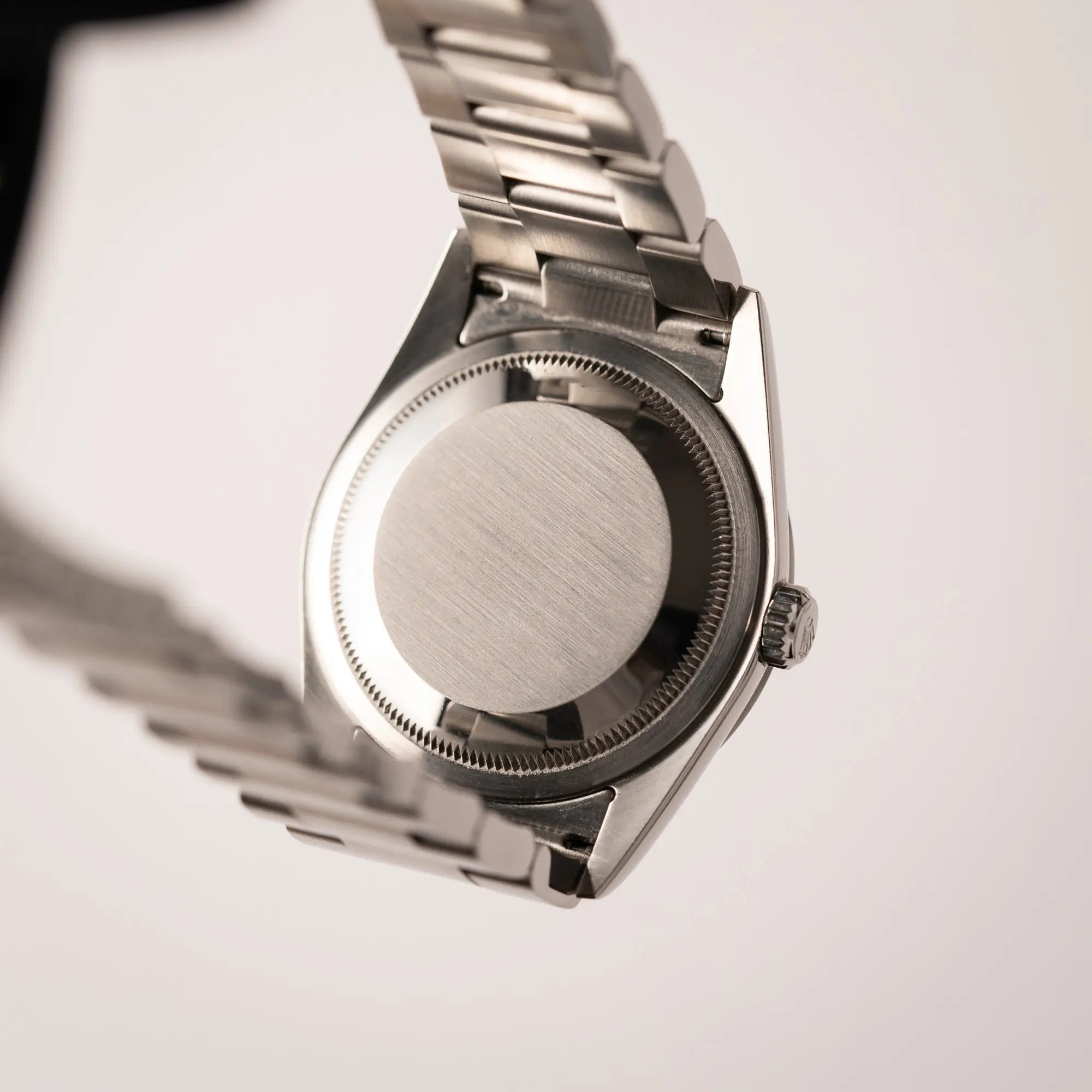 Produktfotografie der Rolex Explorer 36 der Referenz 114270 mit dem klassischen schwarzen 3-6-9-Explorer-Zifferblatt am Oyster-Stahlband zeigt den Gehäuseboden