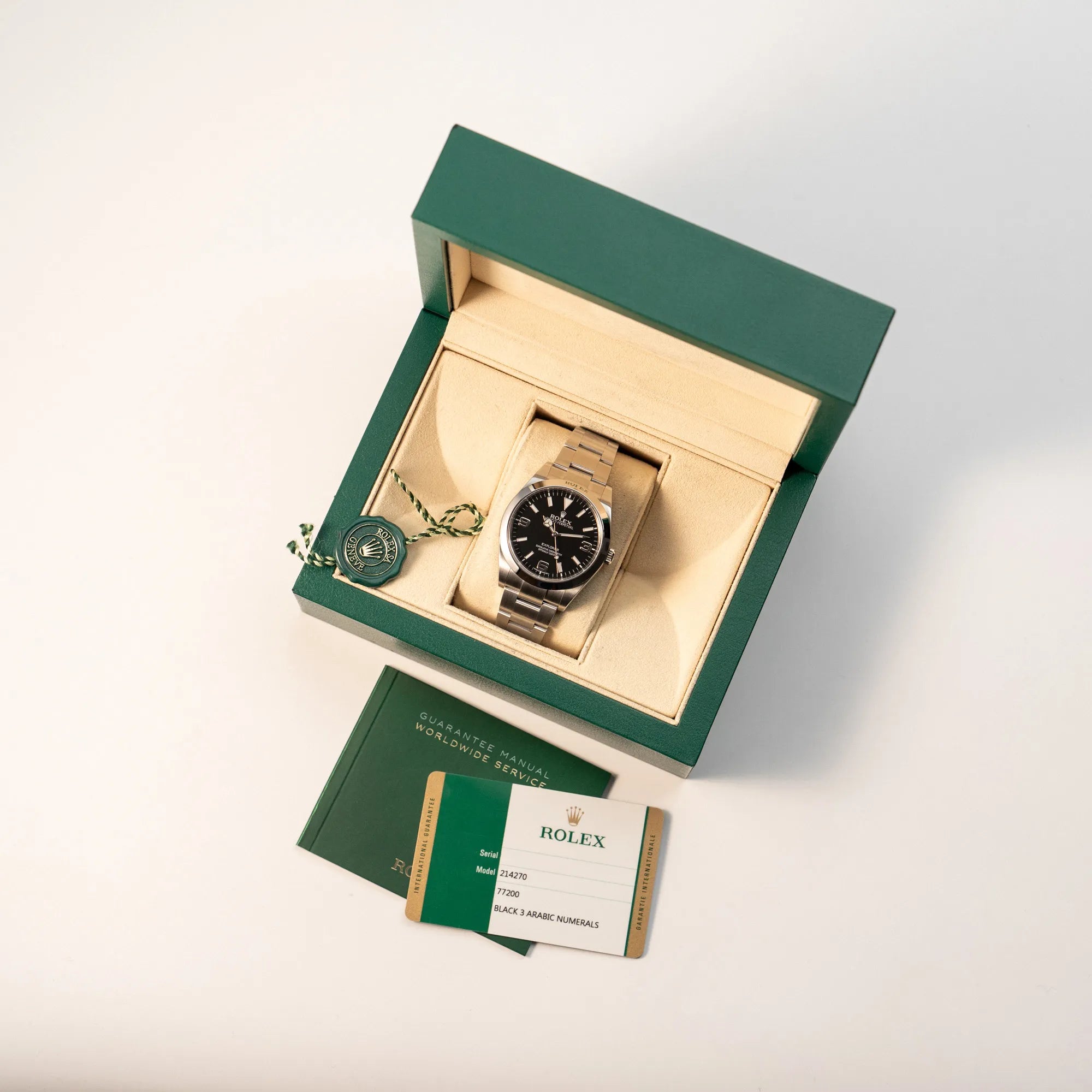 Rolex Explorer 39 der Referenz 214270 mit dem schwarzen 3-6-9 Zifferblatt zusammen mit dem gesamten Lieferumfang bestehend aus Box, Garantiekarte, Booklet und Hangtag