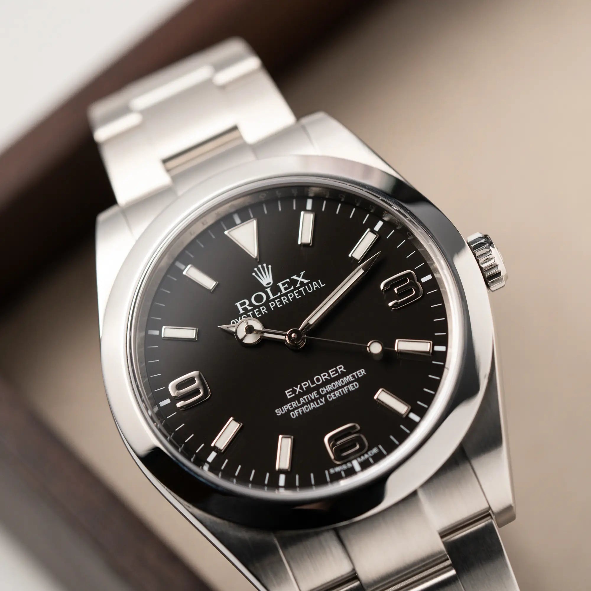 Produktfotografie der Rolex Explorer 39 der Referenz 214270 mit dem schwarzen 3-6-9 Zifferblatt
