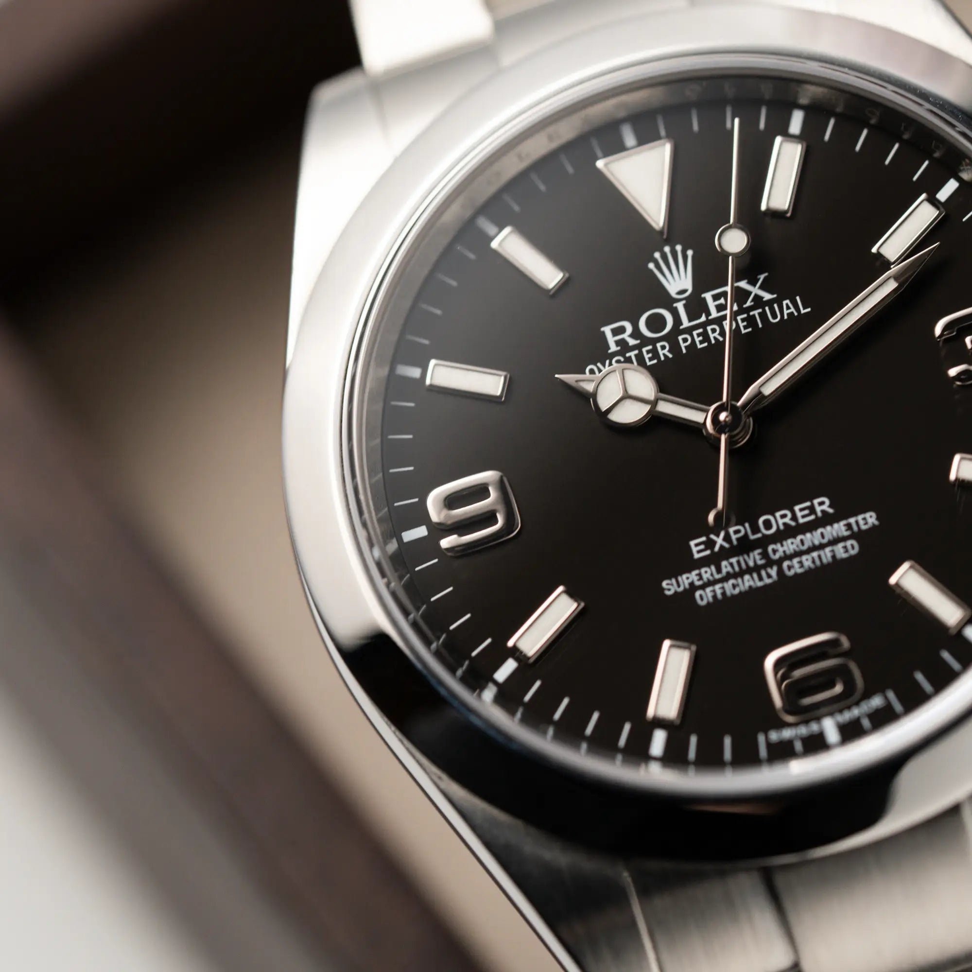 Detailaufnahme der Rolex Explorer 39 der Referenz 214270 mit dem schwarzen 3-6-9 Zifferblatt
