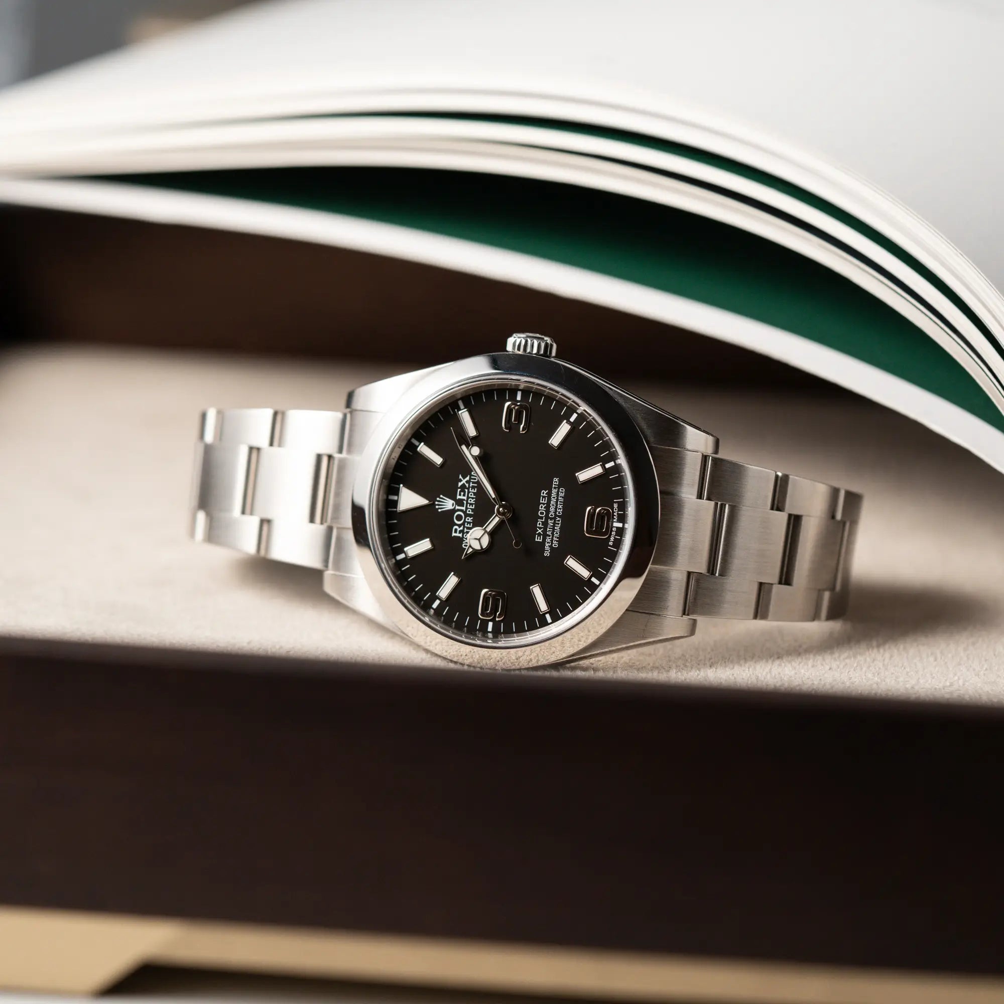 Produktfotografie der Rolex Explorer 39 der Referenz 214270 mit dem schwarzen 3-6-9 Zifferblatt