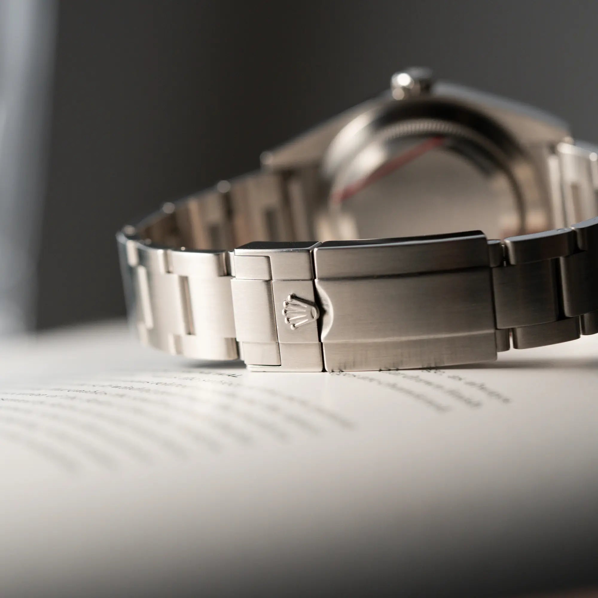 Detailaufnahme der geschlossenen Schliesse der Rolex Explorer 39 der Referenz 214270 mit dem schwarzen 3-6-9 Zifferblatt