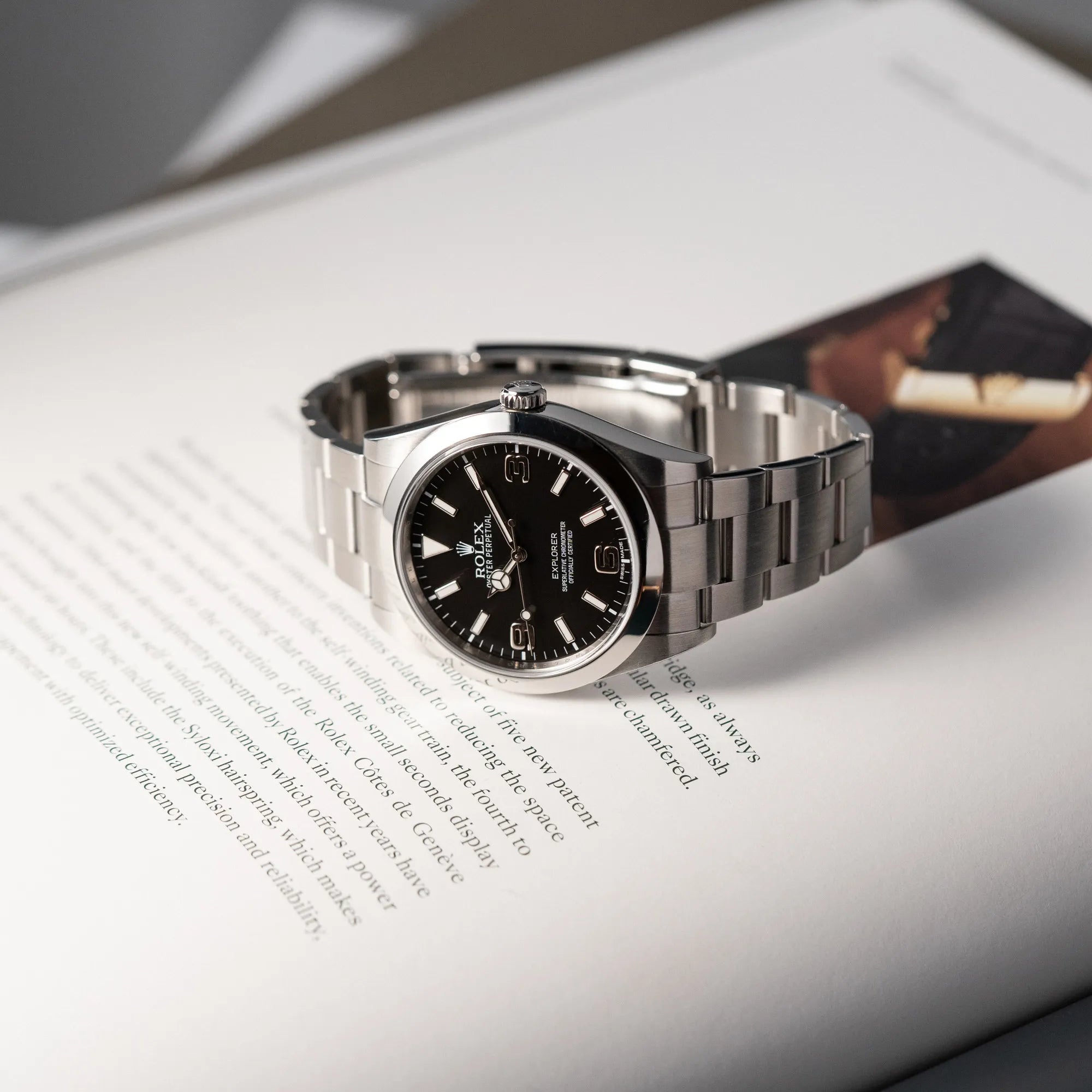 Produktfotografie der Rolex Explorer 39 der Referenz 214270 mit dem schwarzen 3-6-9 Zifferblatt