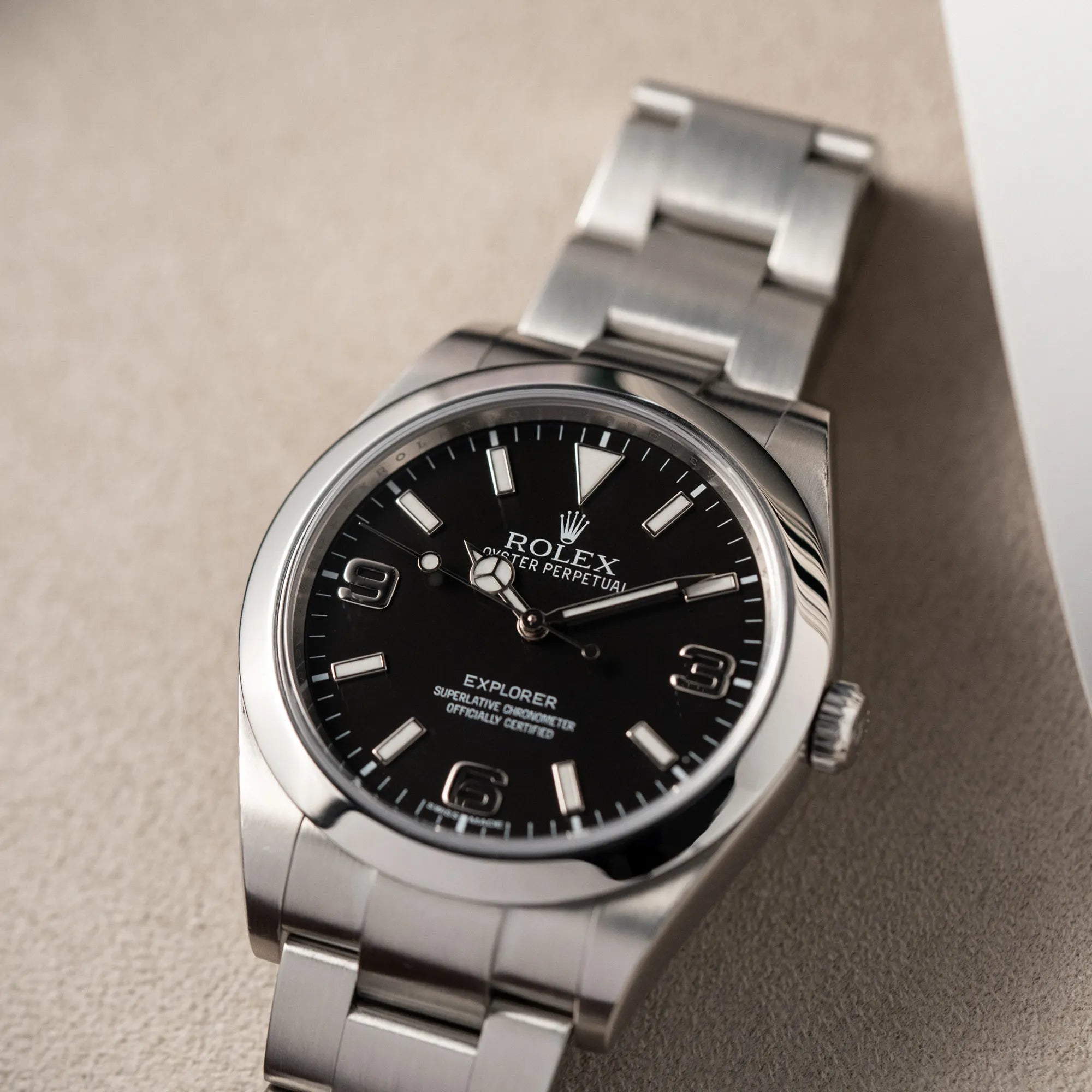 Detailaufnahme der Rolex Explorer 39 der Referenz 214270 mit dem schwarzen 3-6-9 Zifferblatt