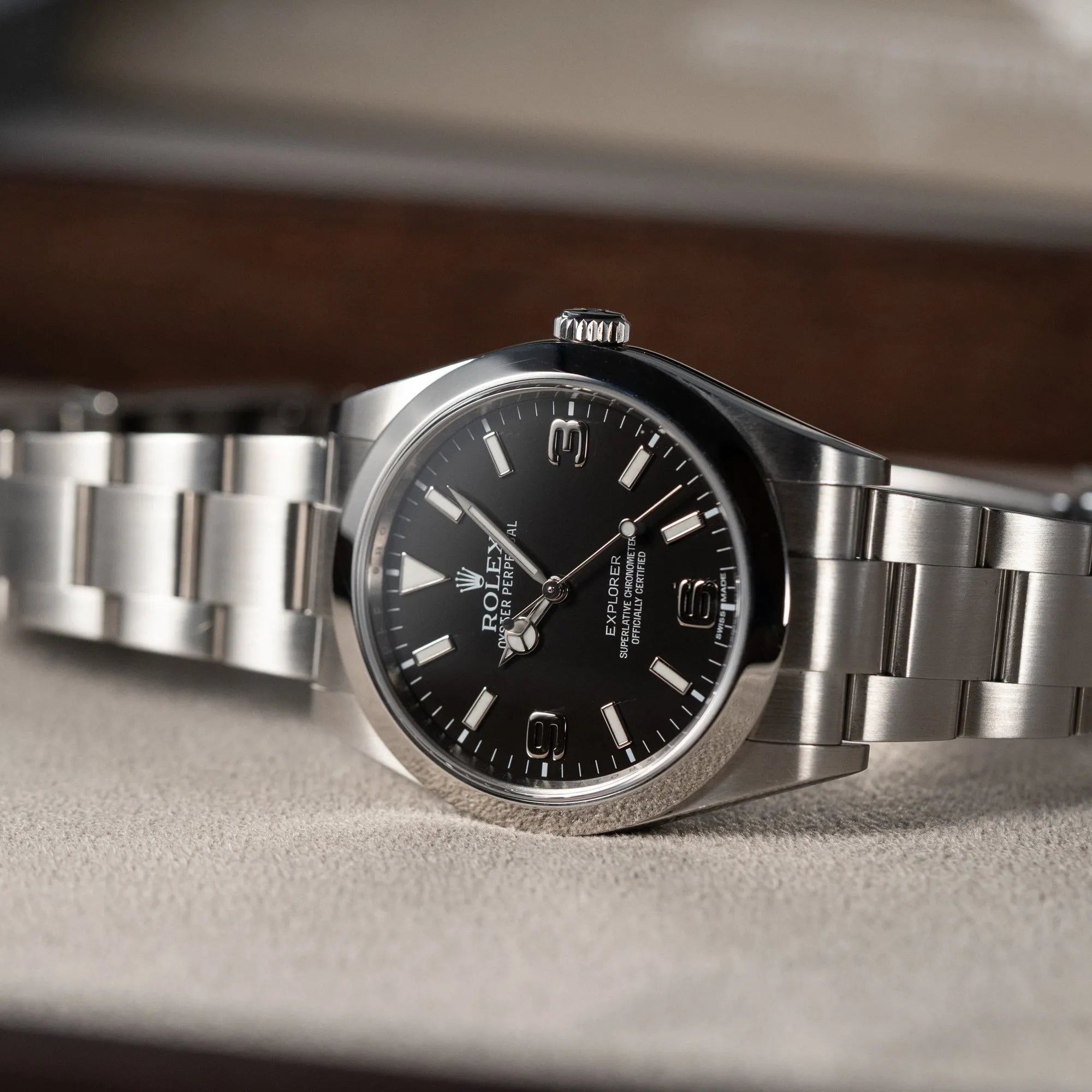 Produktfotografie der Rolex Explorer 39 mit dem schwarzen Zifferblatt mit 3-6-9