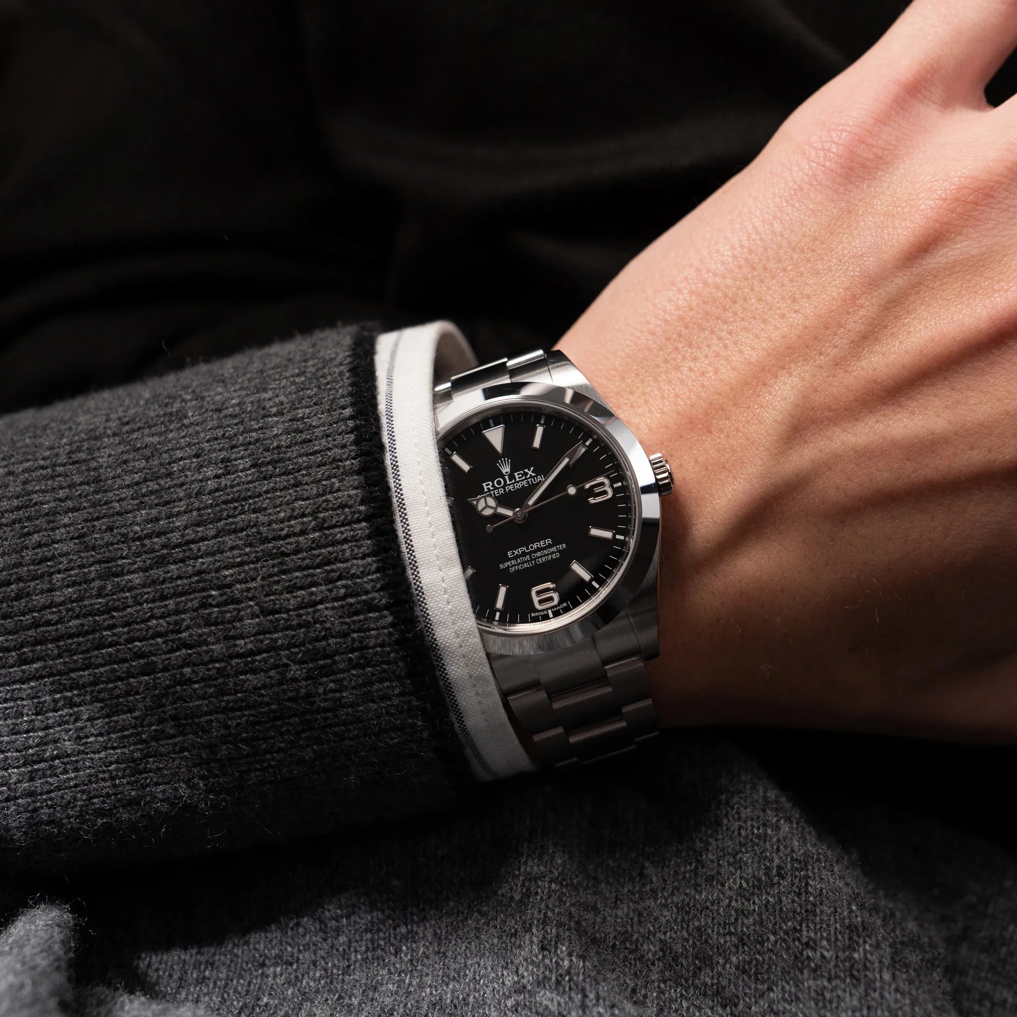 Mann trägt die Rolex Explorer 39 214270 mit schwarzem 3-6-9-Explorer-Zifferblatt an seinem Handgelenk