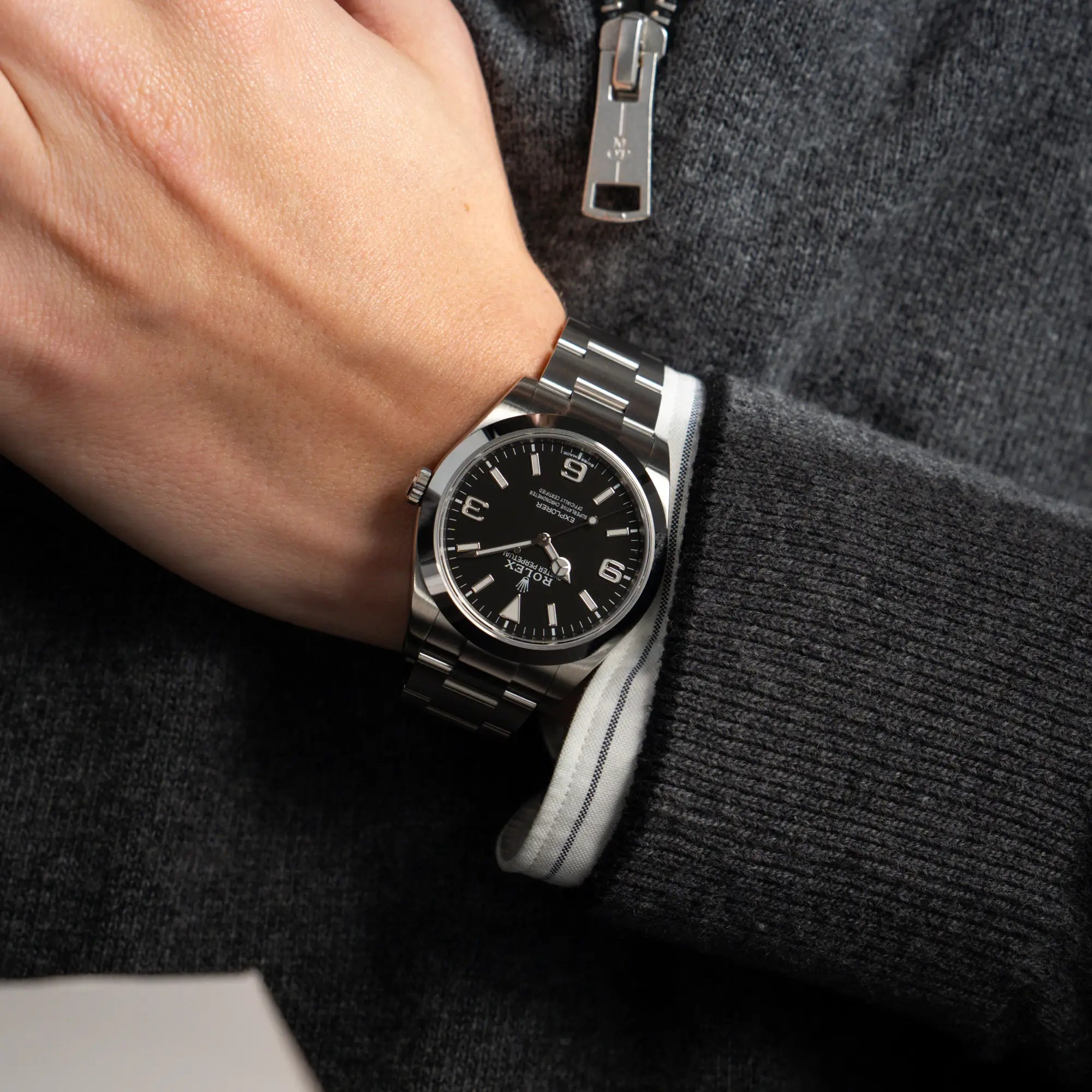 Mann trägt die Rolex Explorer 39 214270 mit schwarzem 3-6-9-Explorer-Zifferblatt