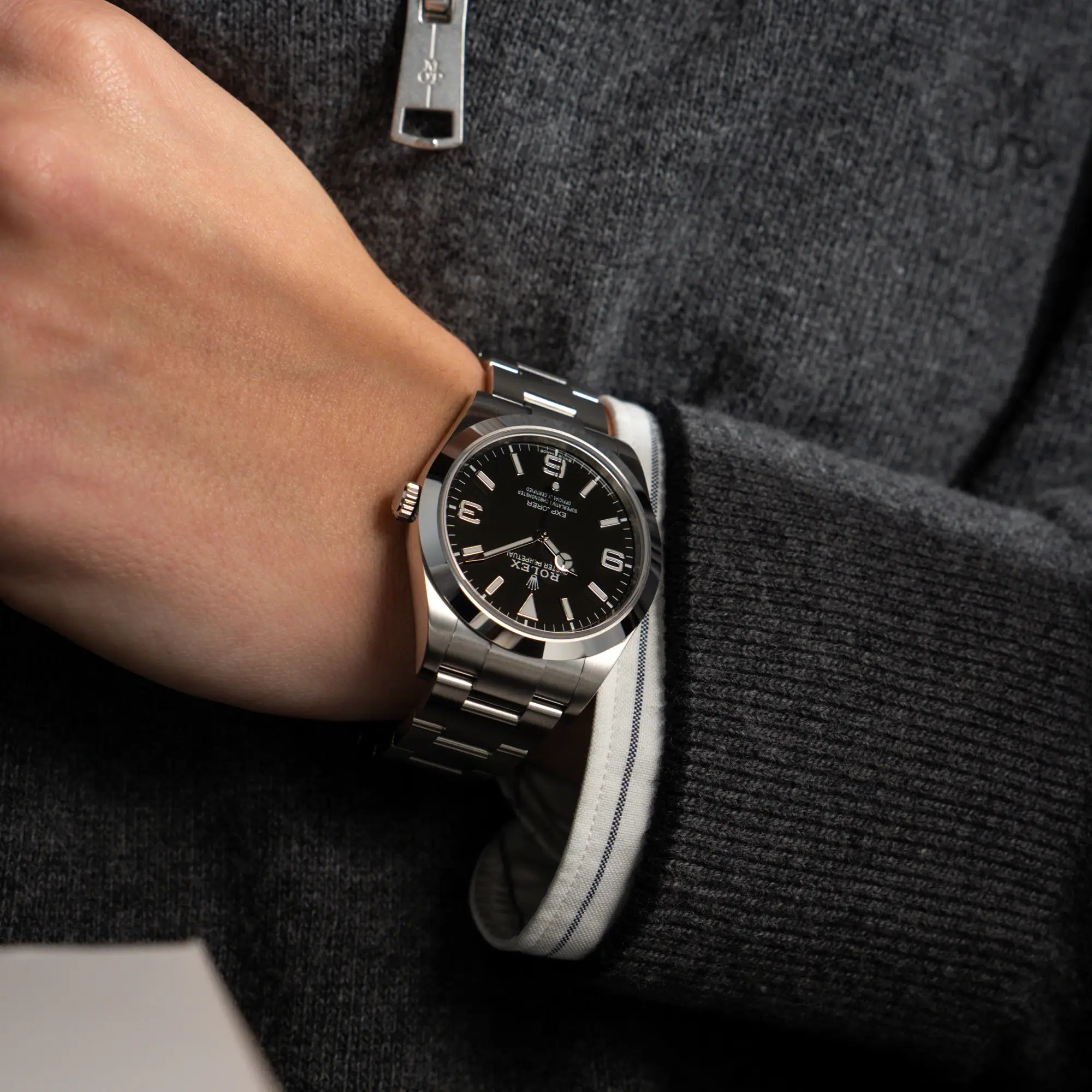 Mann trägt die Rolex Explorer 39 214270 mit schwarzem 3-6-9-Explorer-Zifferblatt
