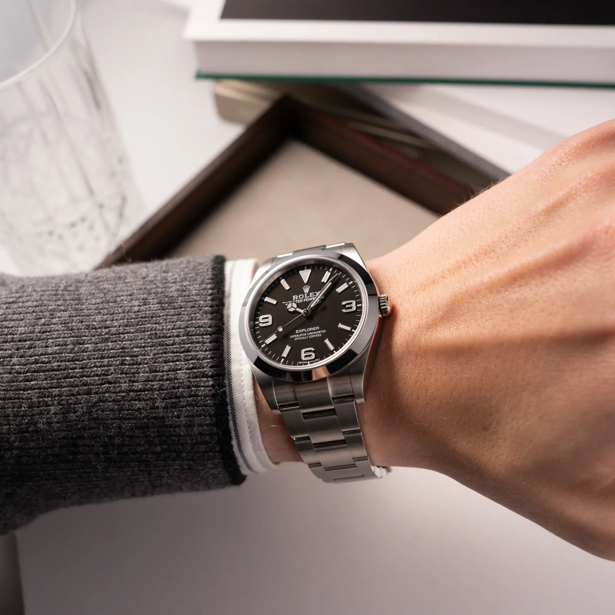 Wristshot mit der Rolex Explorer 39 214270 mit schwarzem 3-6-9-Explorer-Zifferblatt