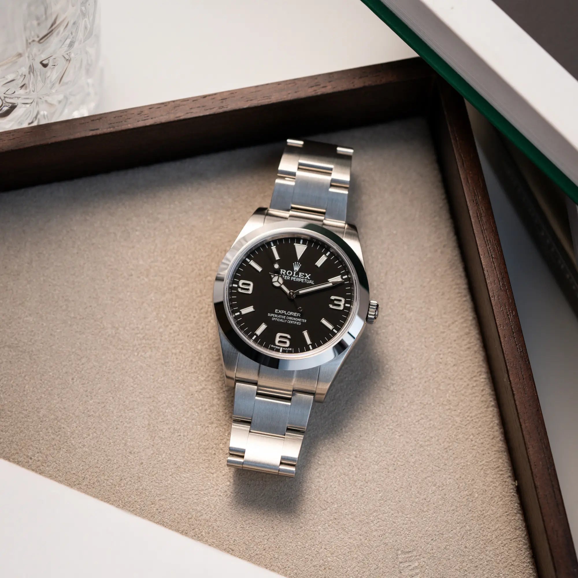 Produktfotografie der Rolex Explorer 39 214270 mit schwarzem 3-6-9-Explorer-Zifferblatt