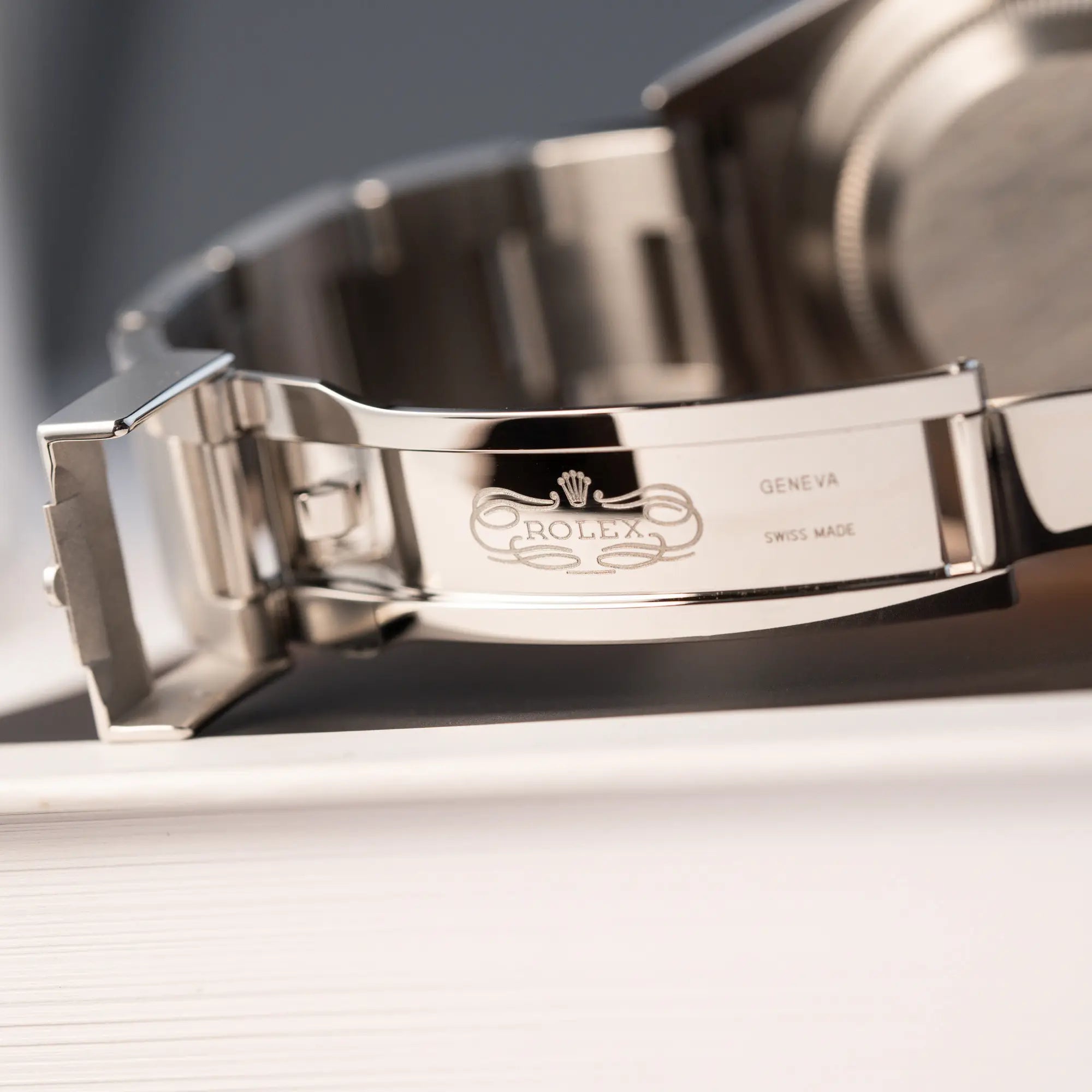 Klassisches Rolex Logo im Inneren der geöffneten Faltschliesse der Rolex Explorer 39 214270 mit schwarzem 3-6-9-Explorer-Zifferblatt