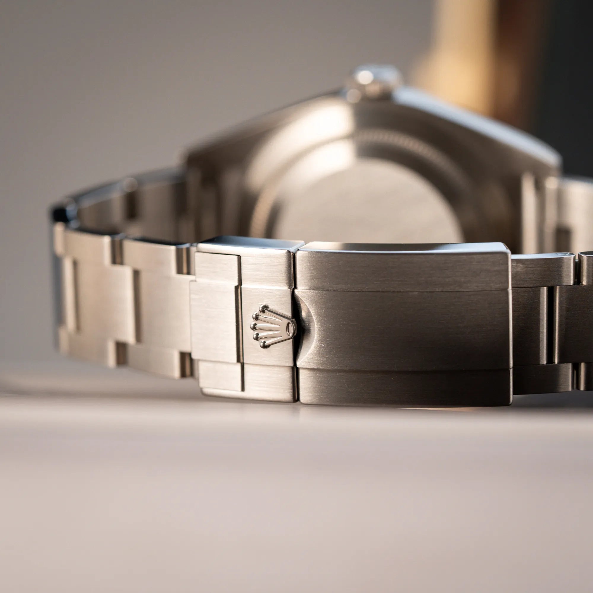 Detailaufnahme der geschlossen Faltschliesse der Rolex Explorer 39 214270 mit schwarzem 3-6-9-Explorer-Zifferblatt