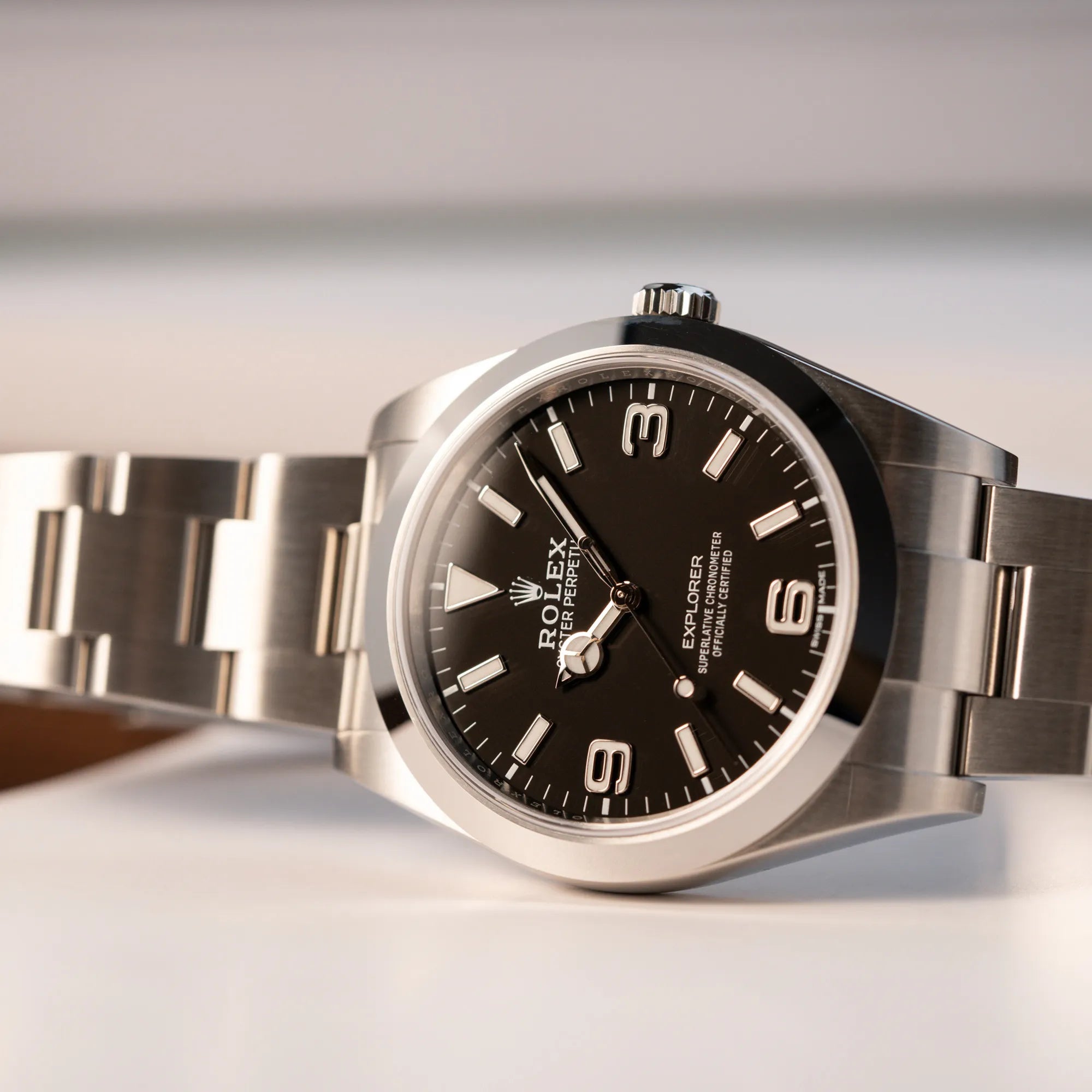 Produktfotografie der Rolex Explorer 39 214270 mit schwarzem 3-6-9-Explorer-Zifferblatt