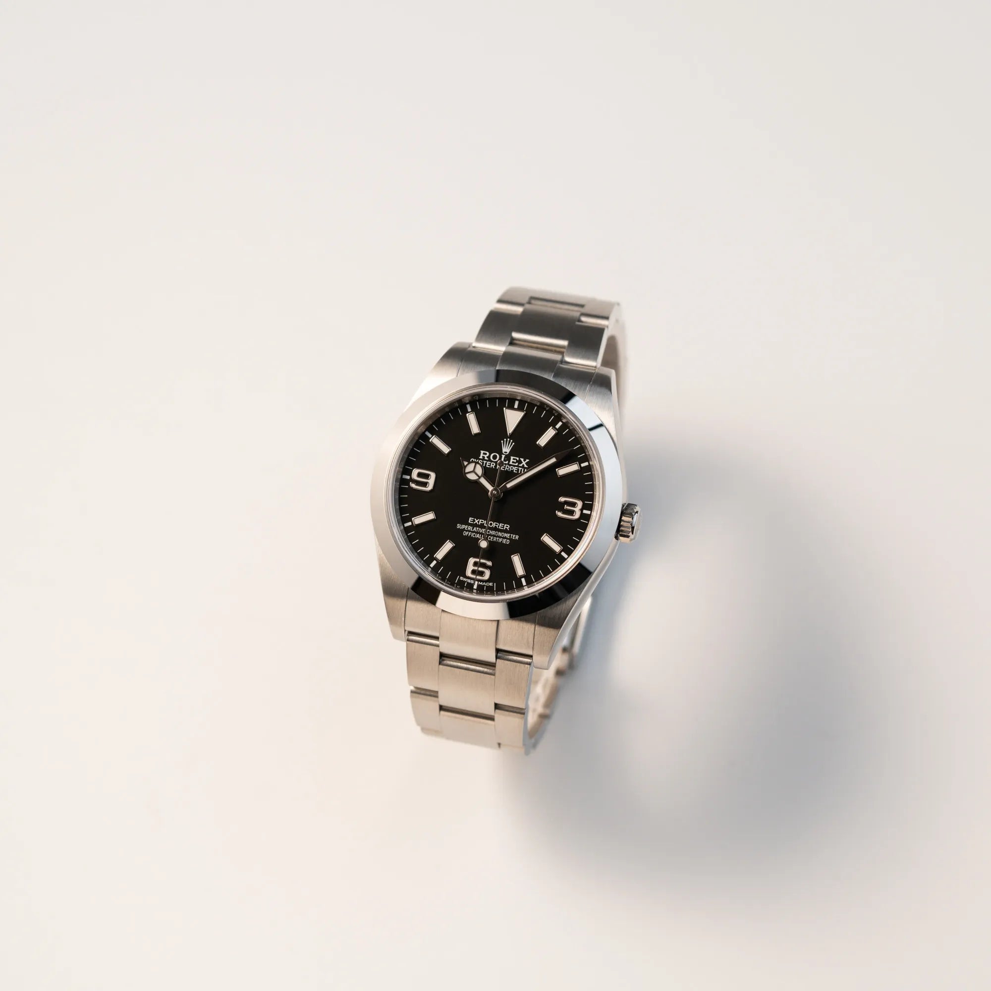 Leicht schräge Ansicht der Rolex Explorer 39 214270 mit schwarzem 3-6-9-Explorer-Zifferblatt