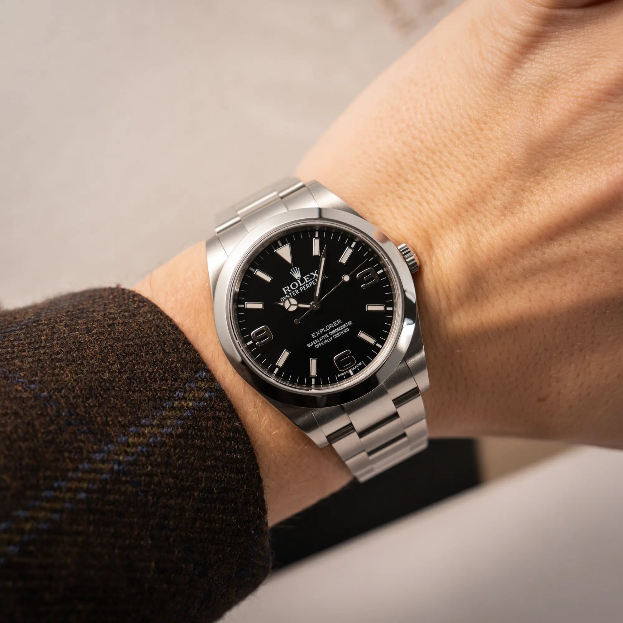 Wristshot mit der Rolex Explorer der Referenz 214270 mit 39mm Oyster-Gehäuse und dem klassischen 2-6-9-Zifferblatt in schwarz