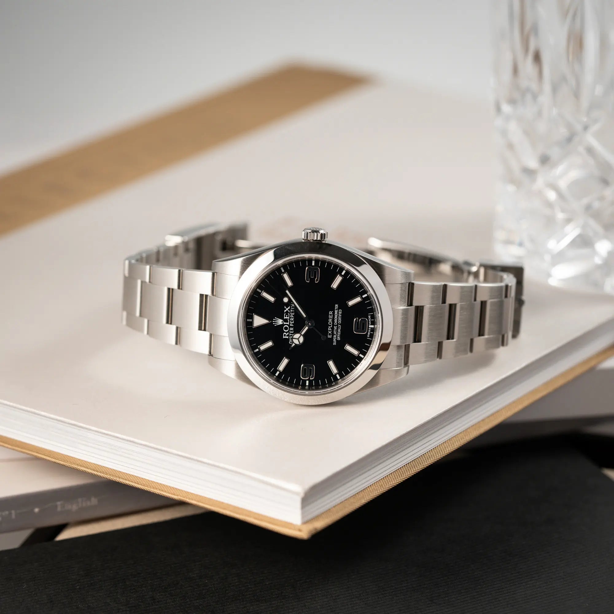 Produktfotografie der Rolex Explorer der Referenz 214270 mit 39mm Oyster-Gehäuse und dem klassischen 2-6-9-Zifferblatt in schwarz in einem seht guten Zustand